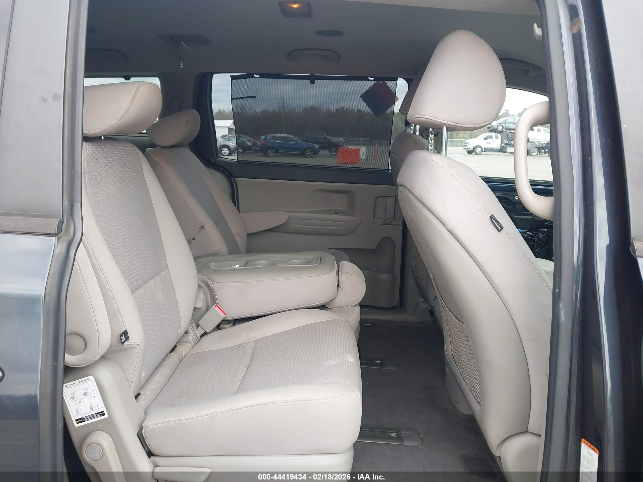 KIA SEDONA image 8