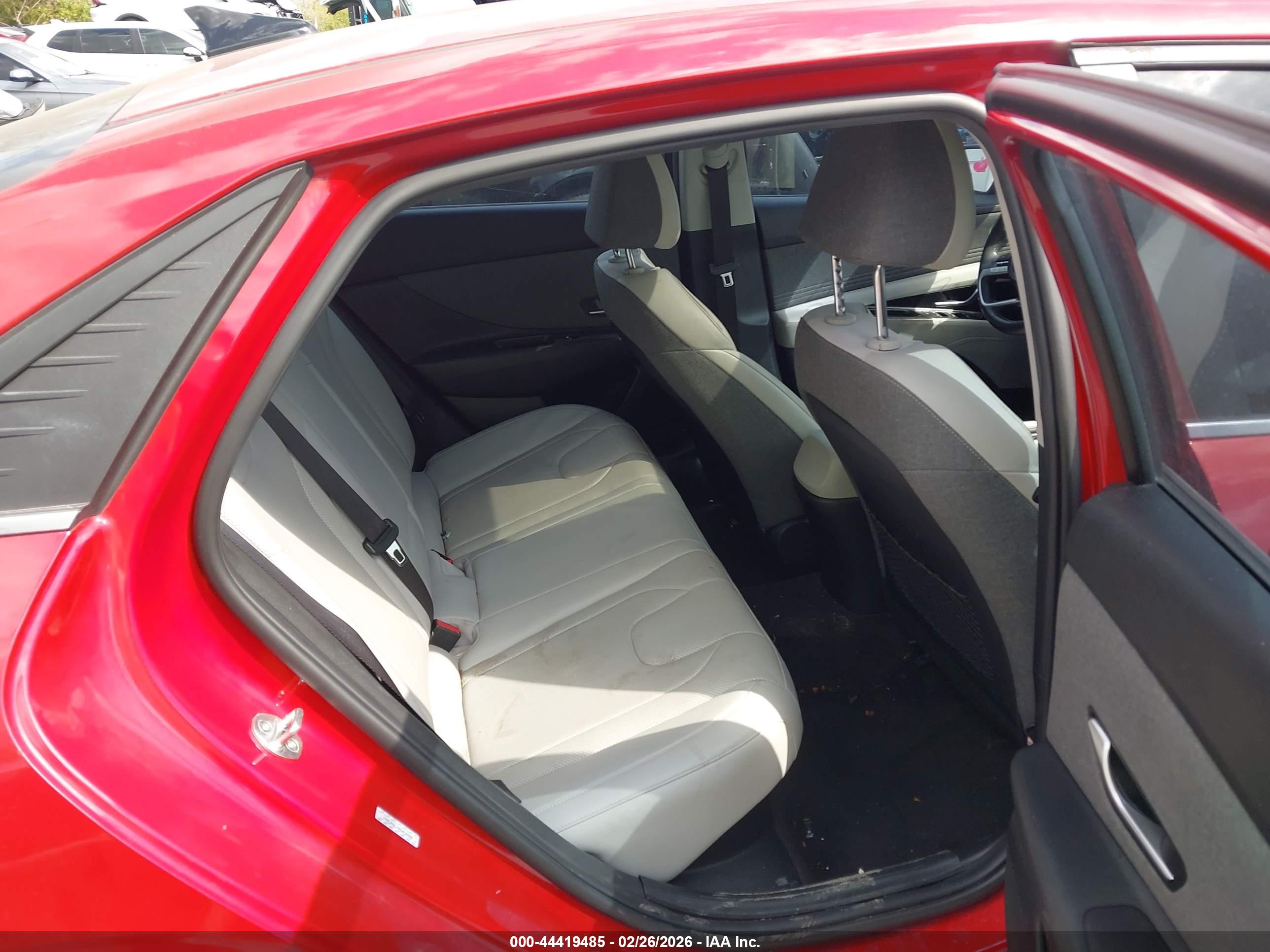 HYUNDAI ELANTRA image 8