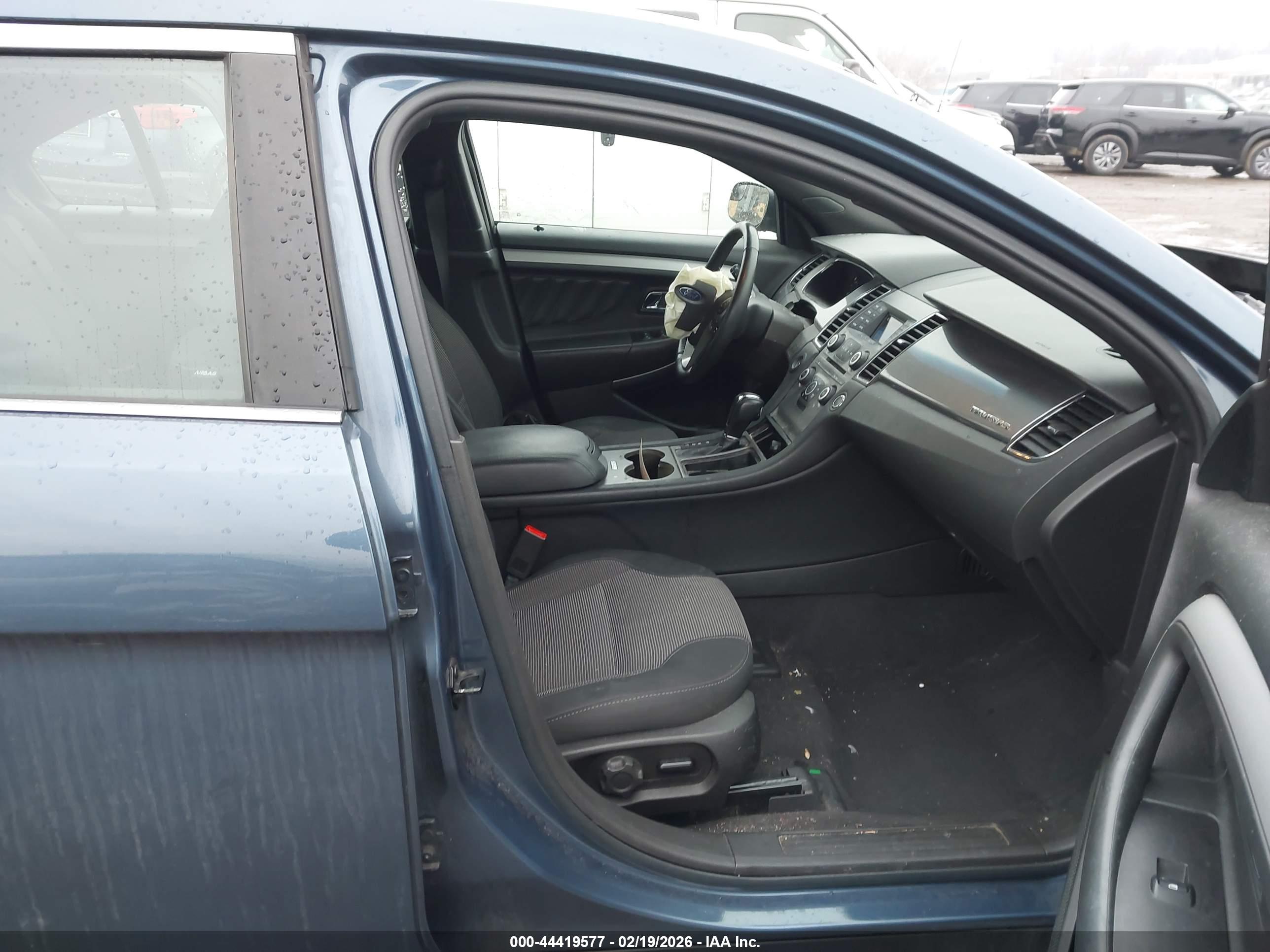 FORD TAURUS image 5