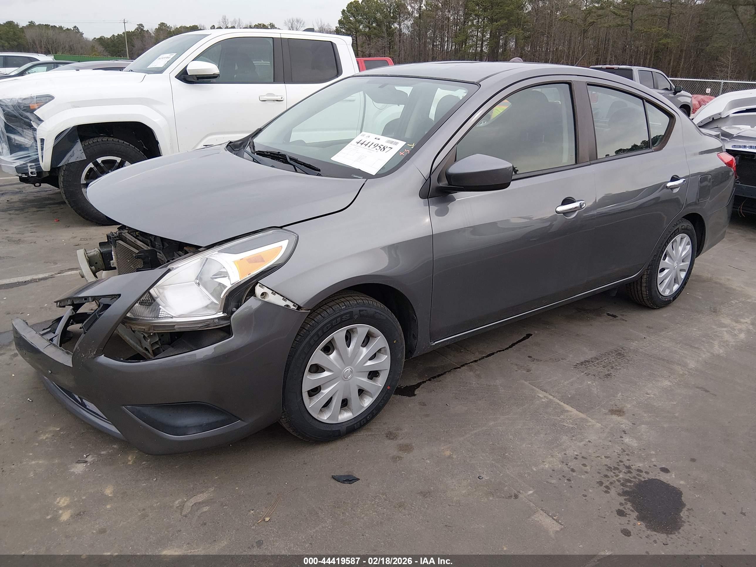 NISSAN VERSA image 2