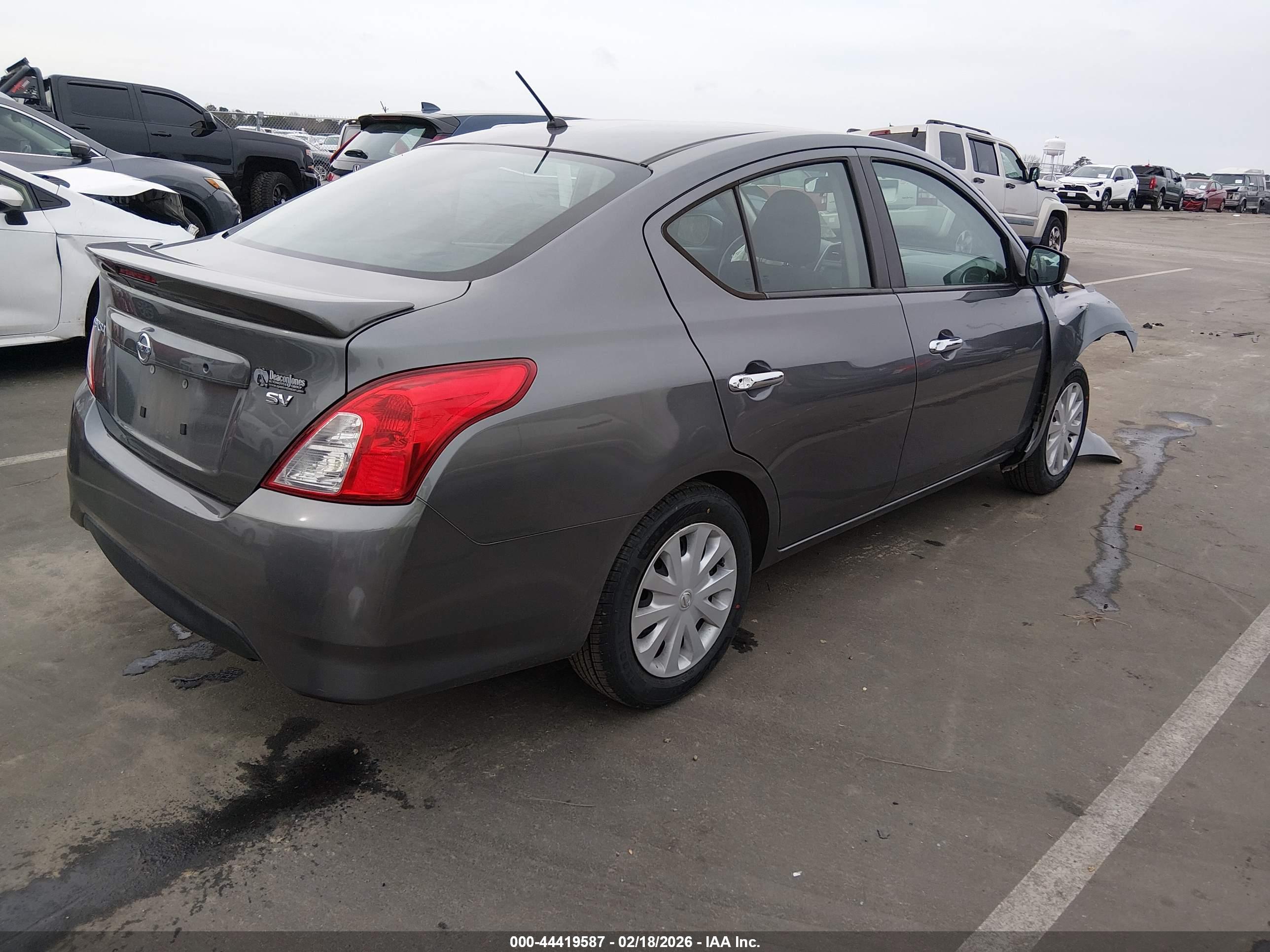 NISSAN VERSA image 4