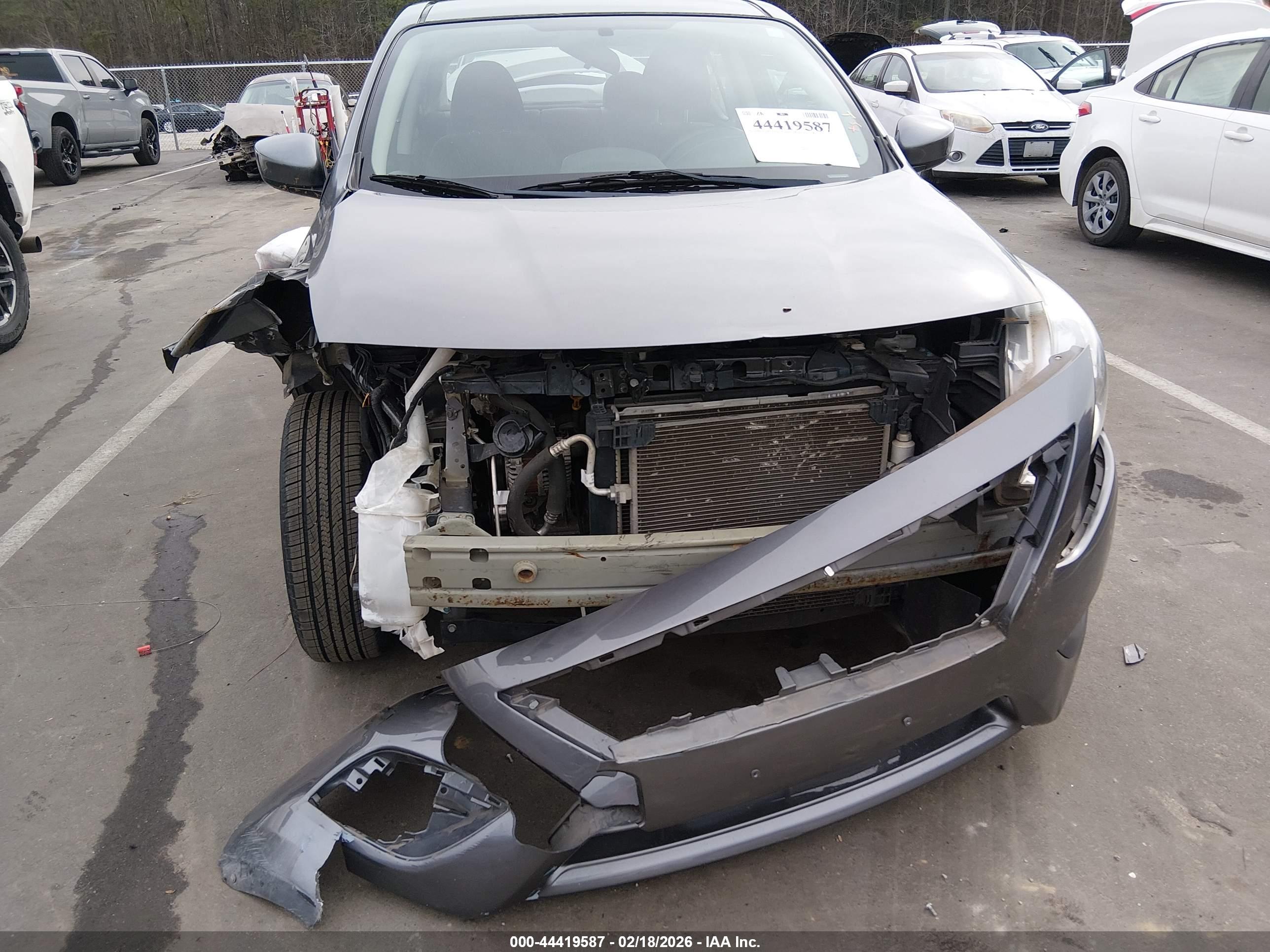 NISSAN VERSA image 6