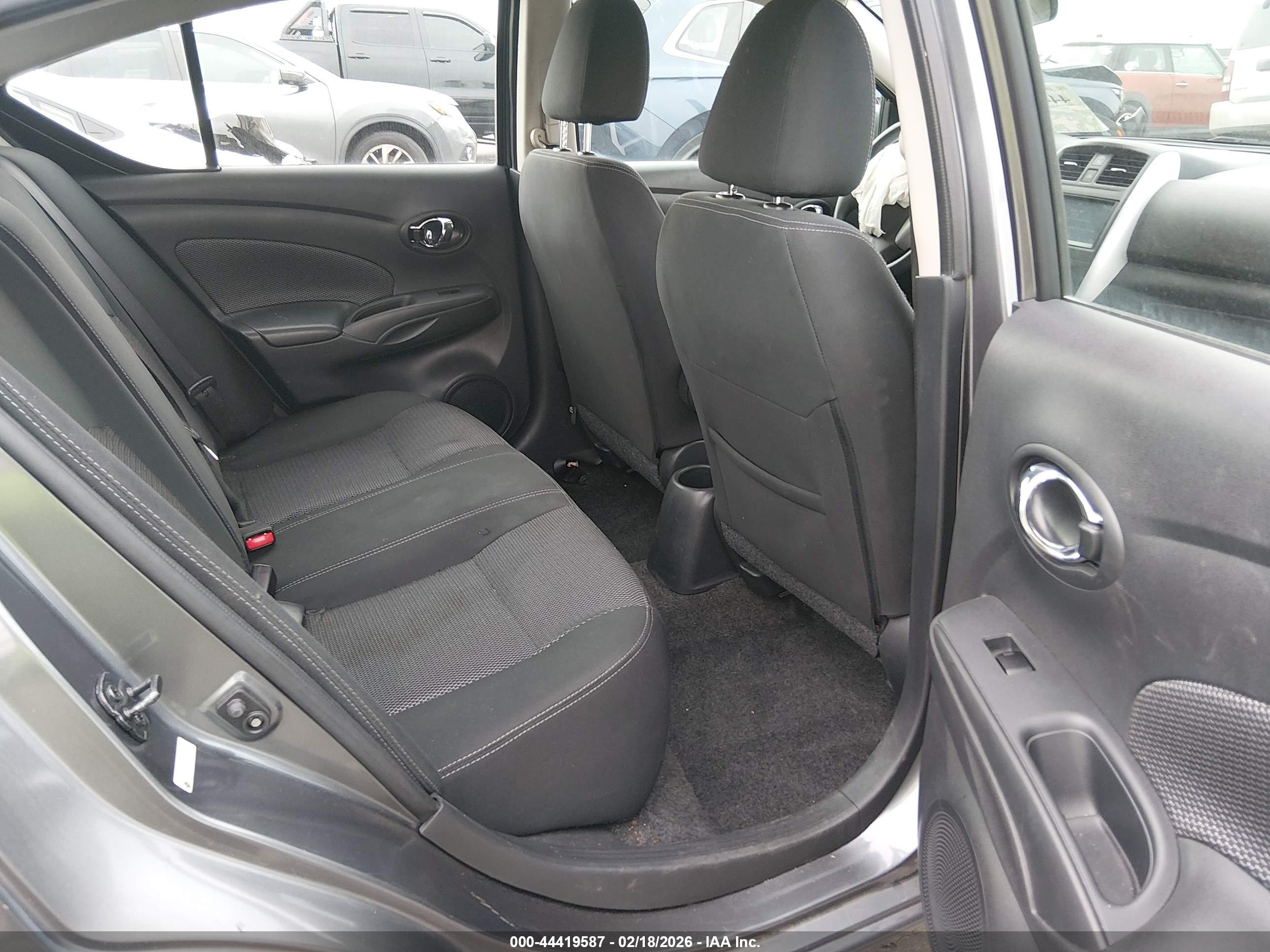 NISSAN VERSA image 8
