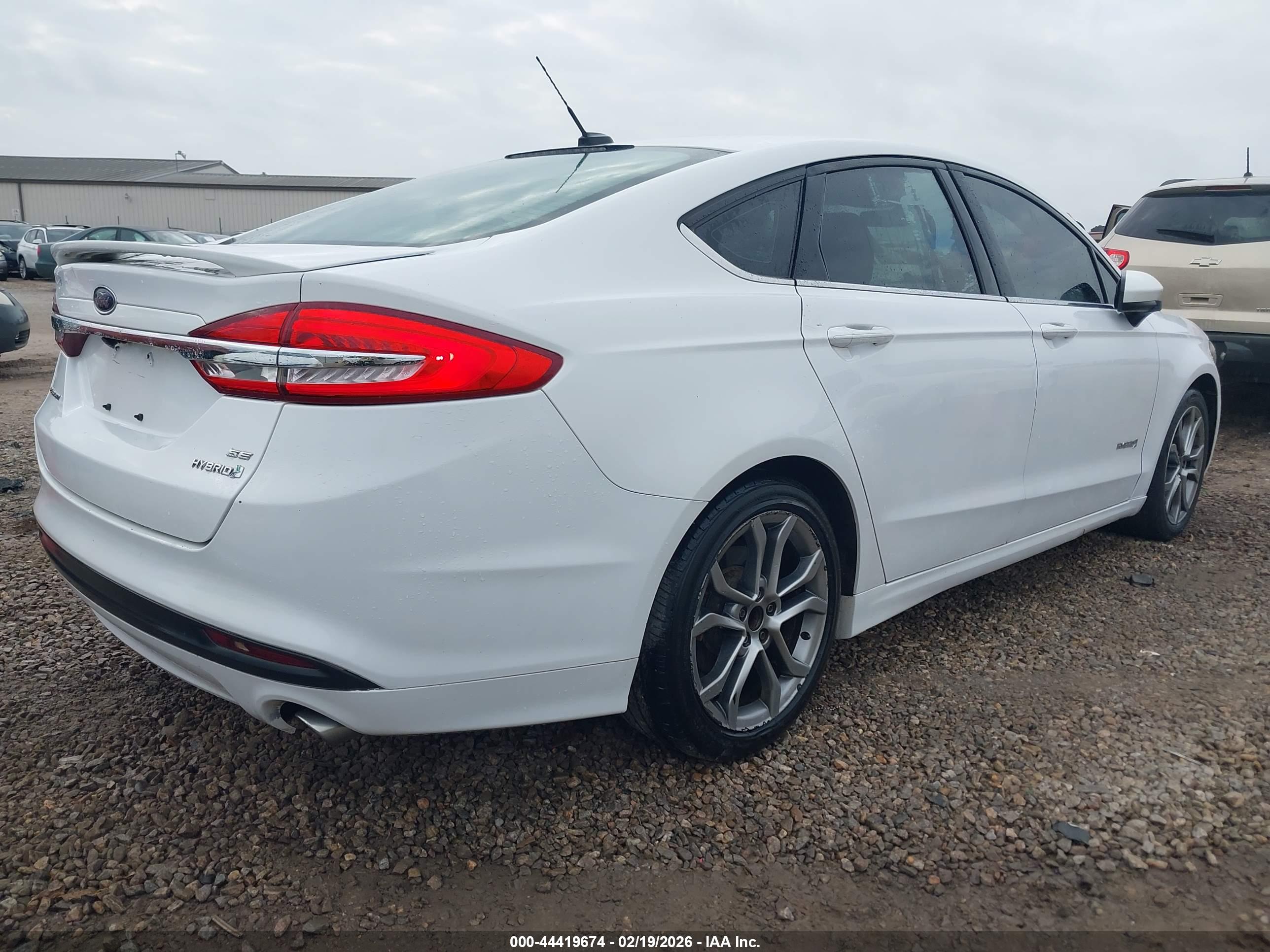 FORD FUSION image 4