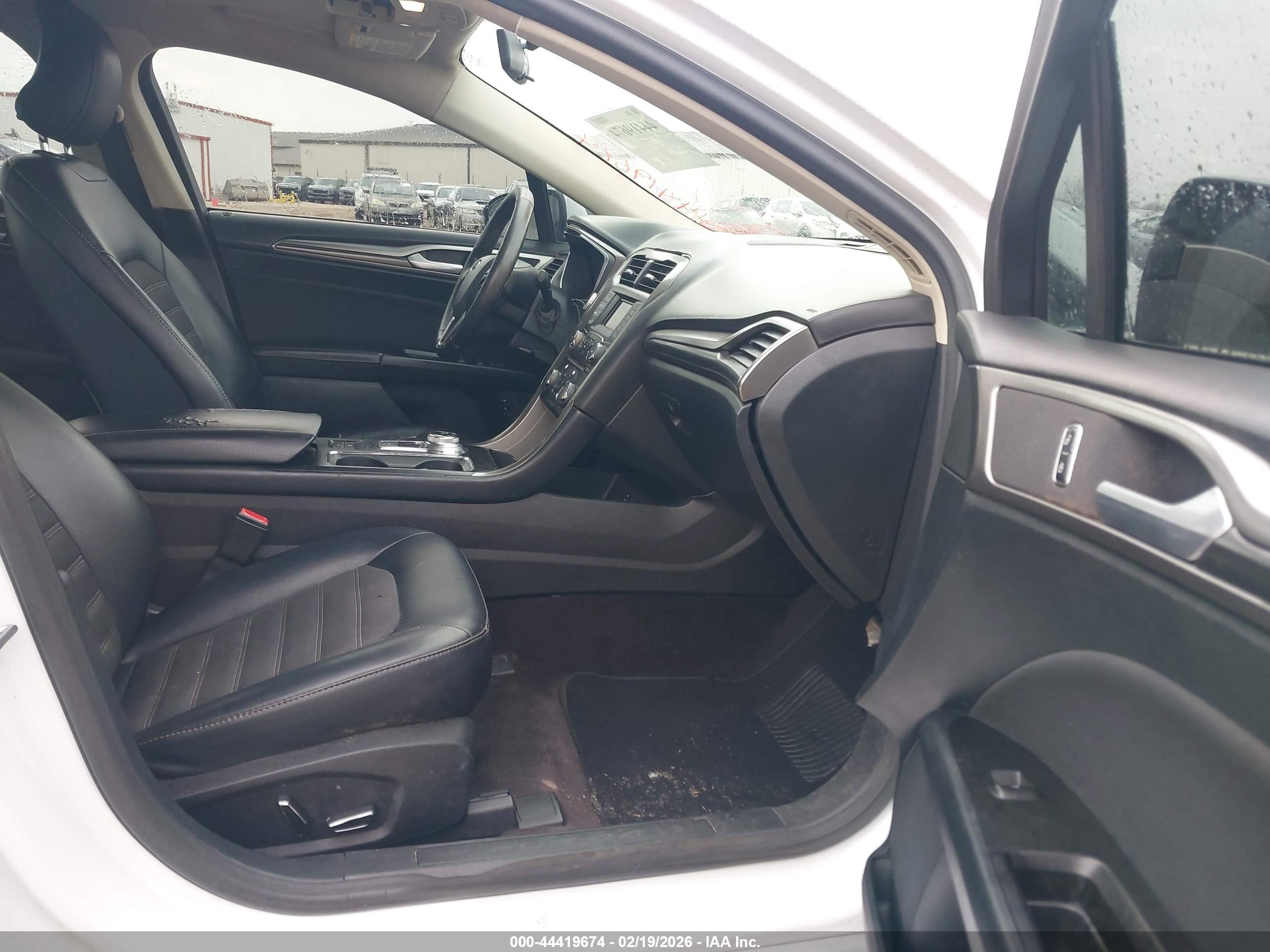 FORD FUSION image 5