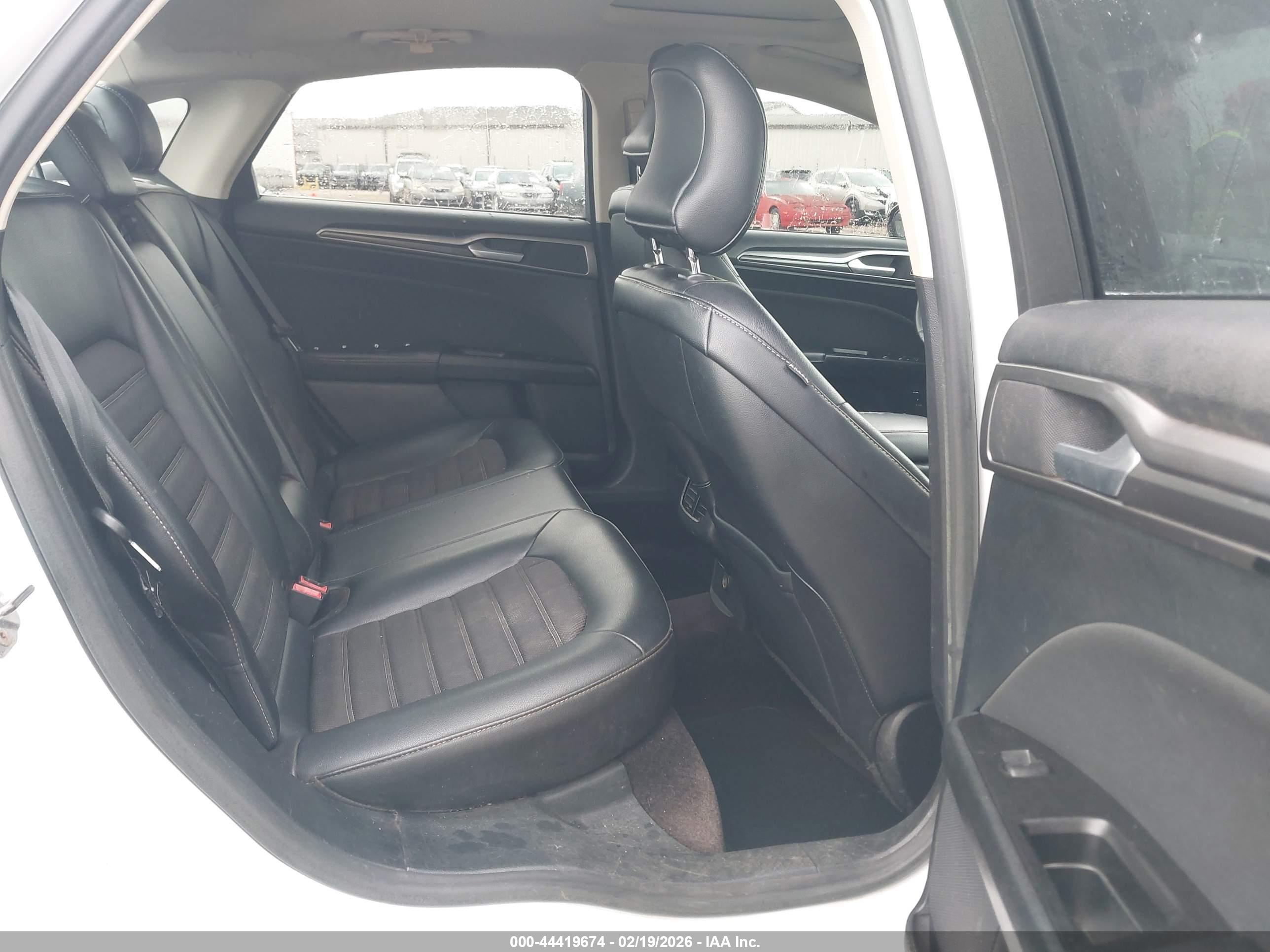 FORD FUSION image 8
