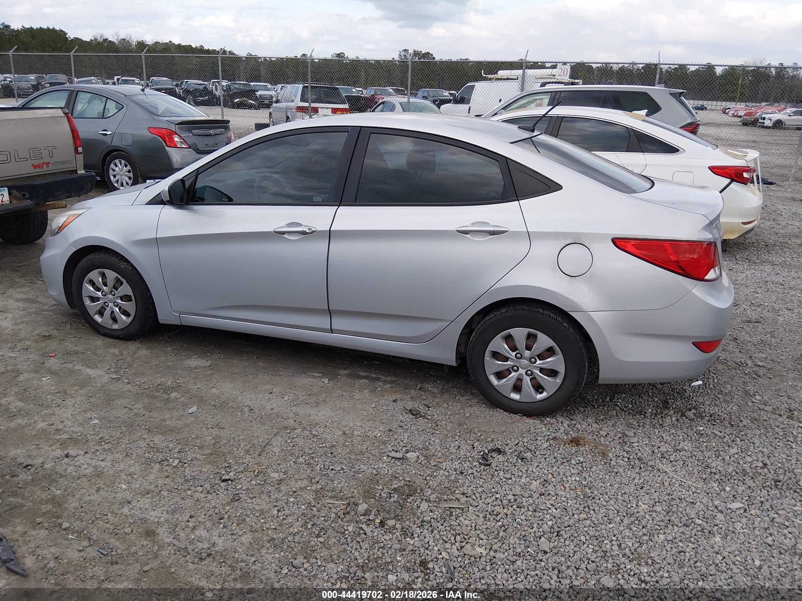 HYUNDAI ACCENT image 3