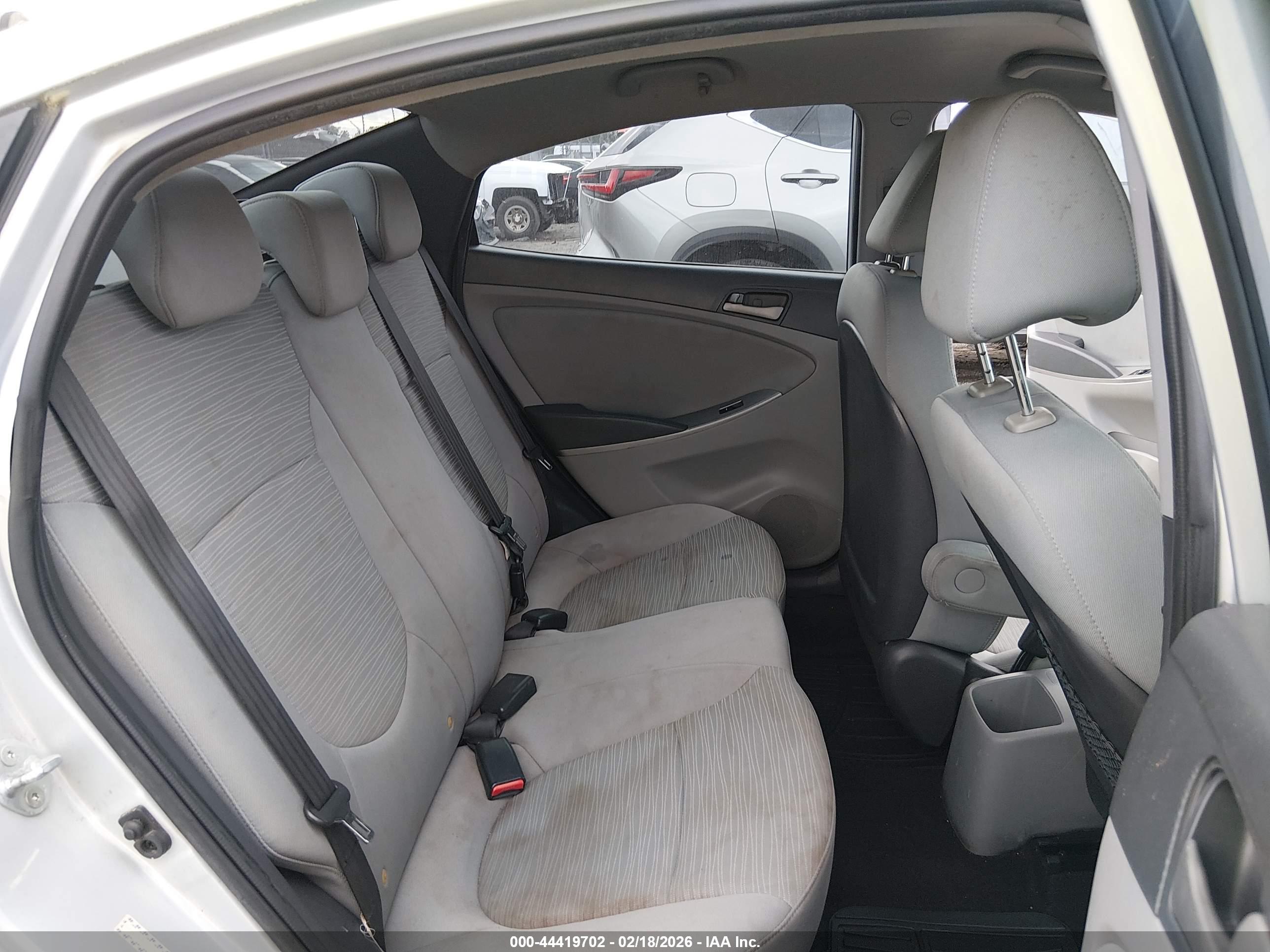 HYUNDAI ACCENT image 8