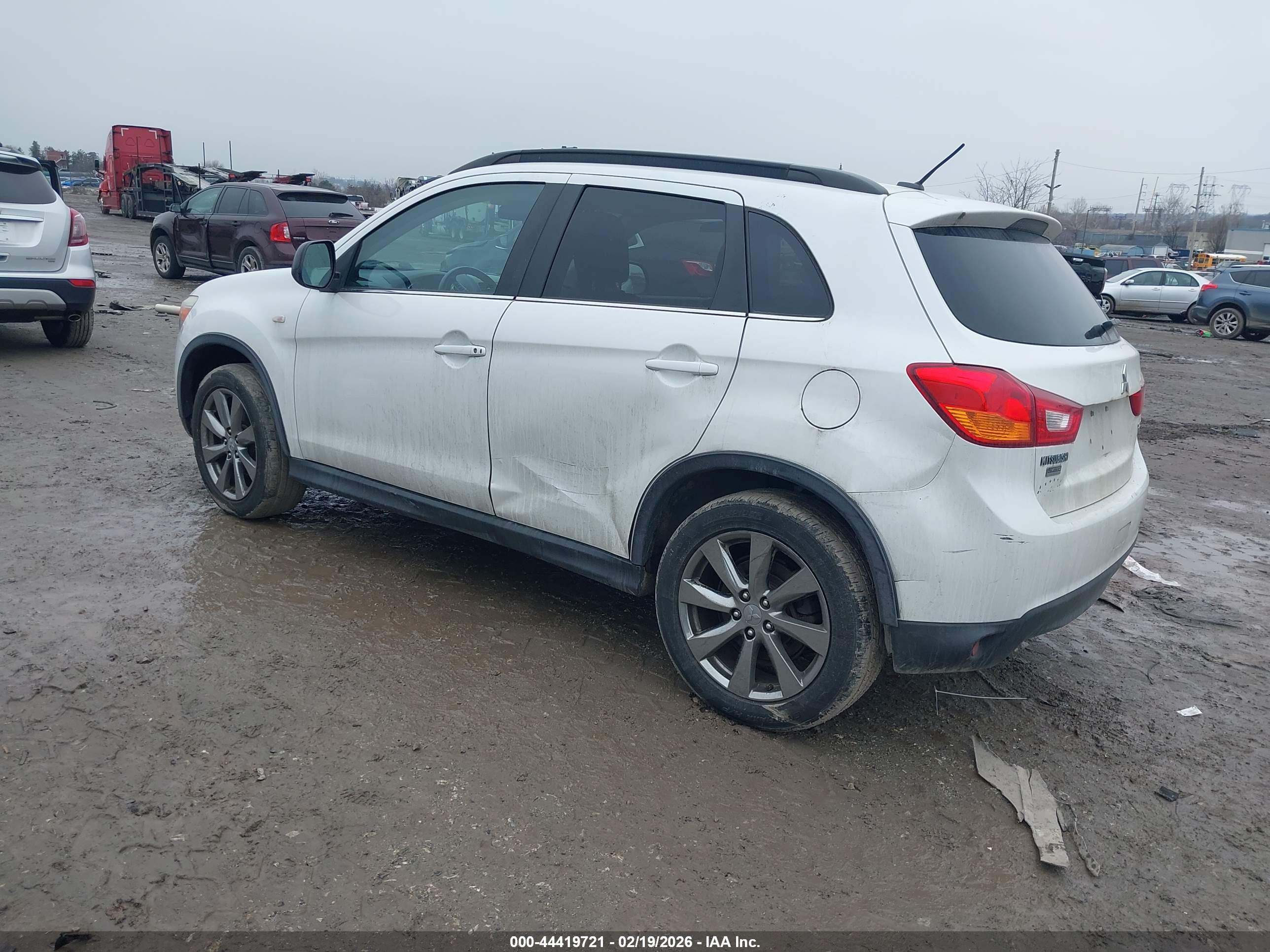 MITSUBISHI OUTLANDER image 3