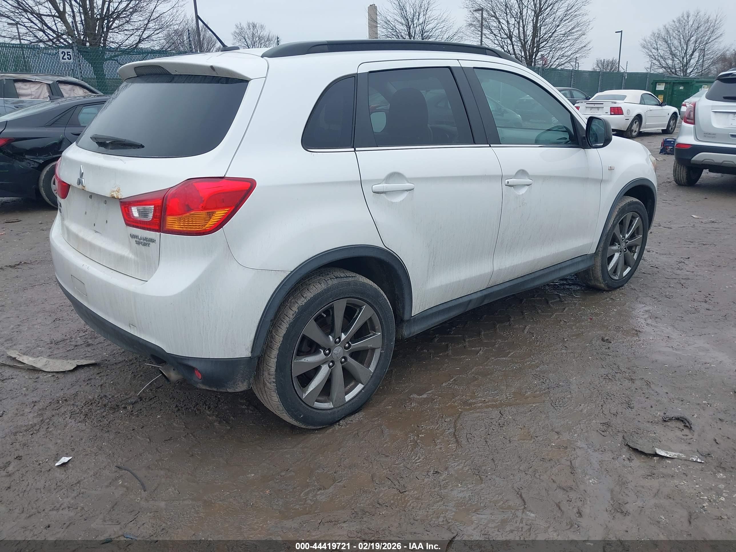 MITSUBISHI OUTLANDER image 4