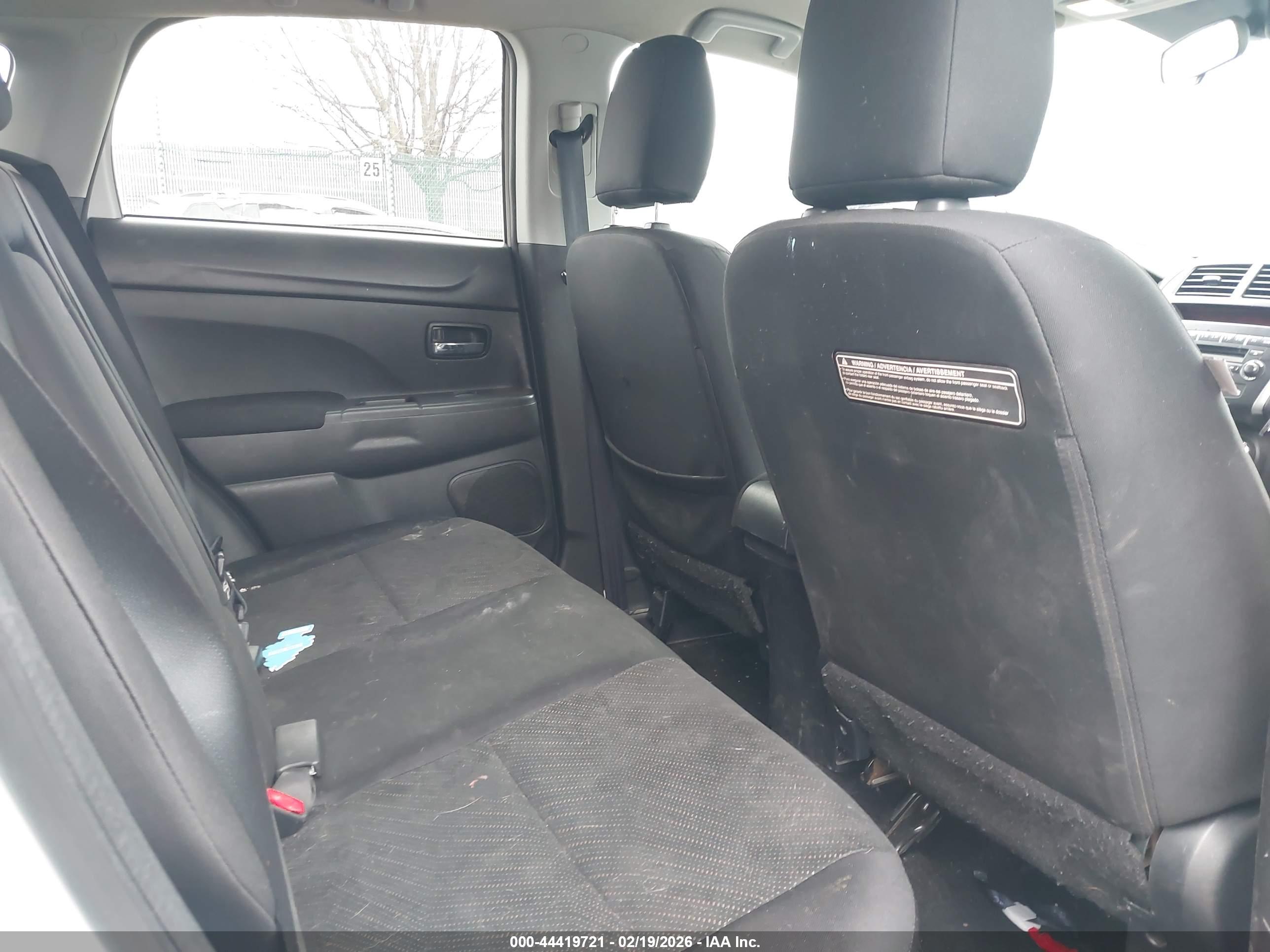 MITSUBISHI OUTLANDER image 8