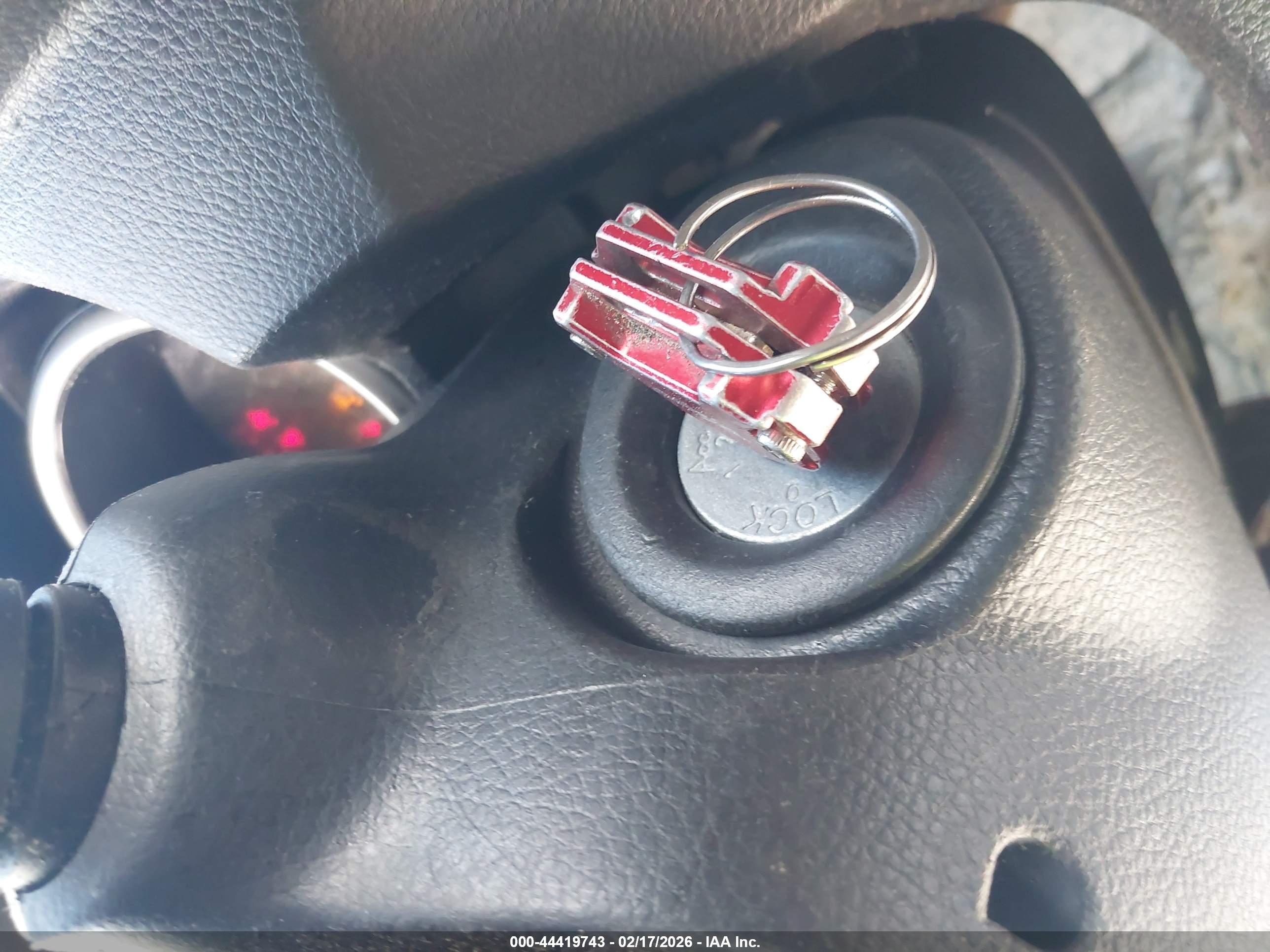 NISSAN VERSA image 11