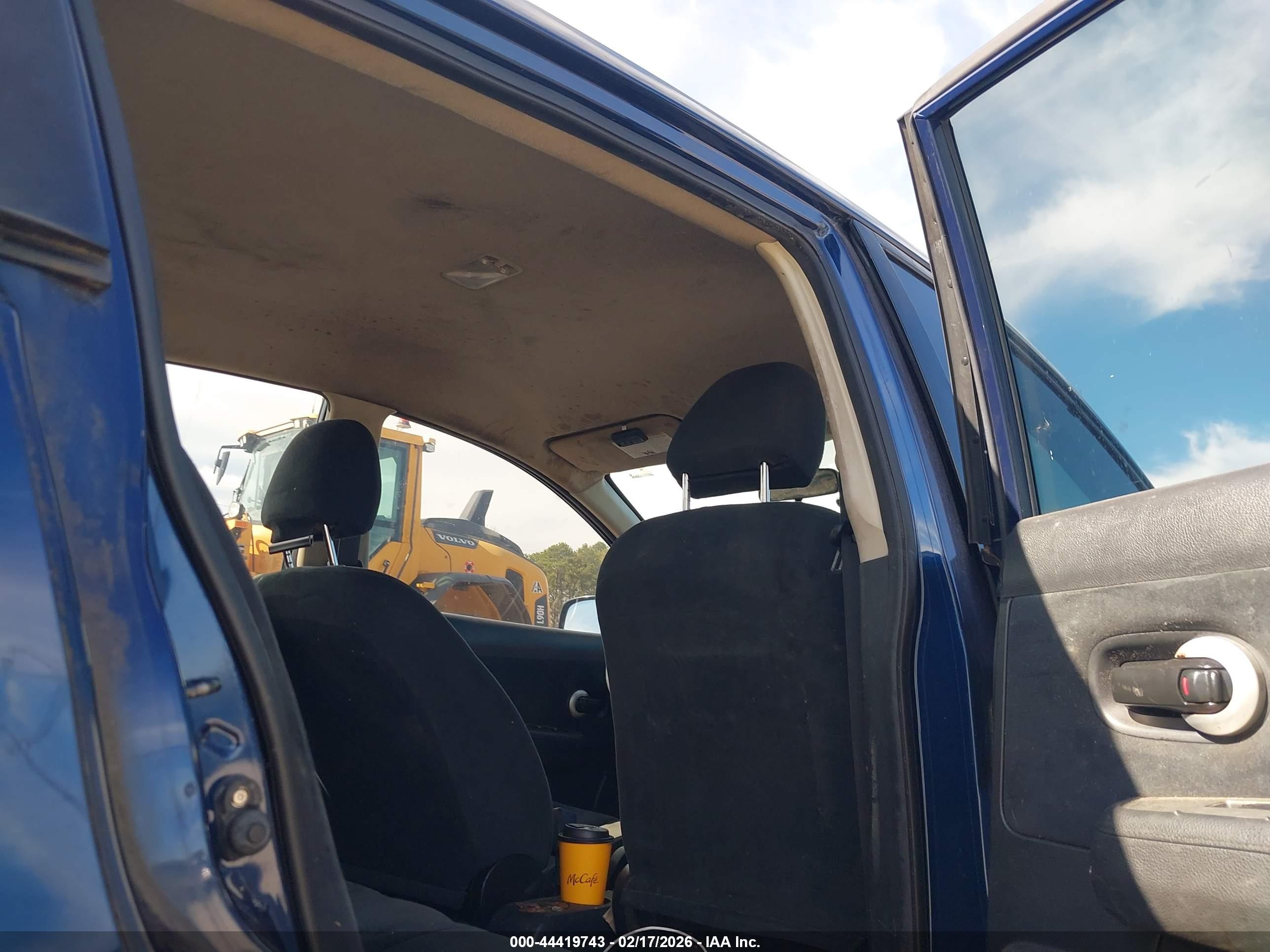 NISSAN VERSA image 8