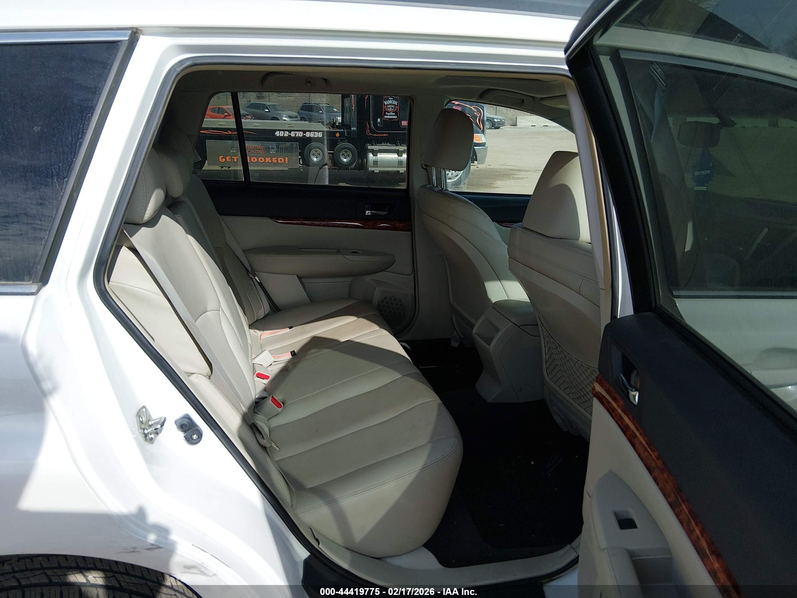 SUBARU OUTBACK image 8