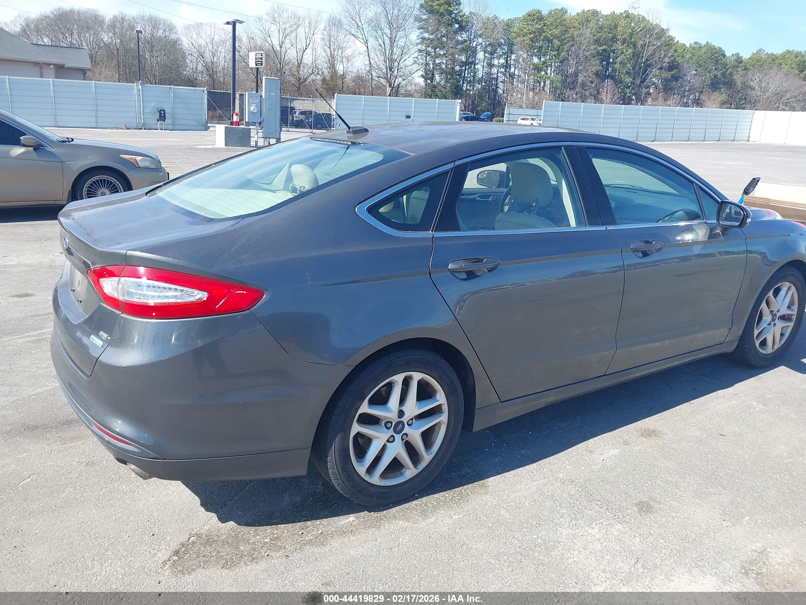 FORD FUSION image 4