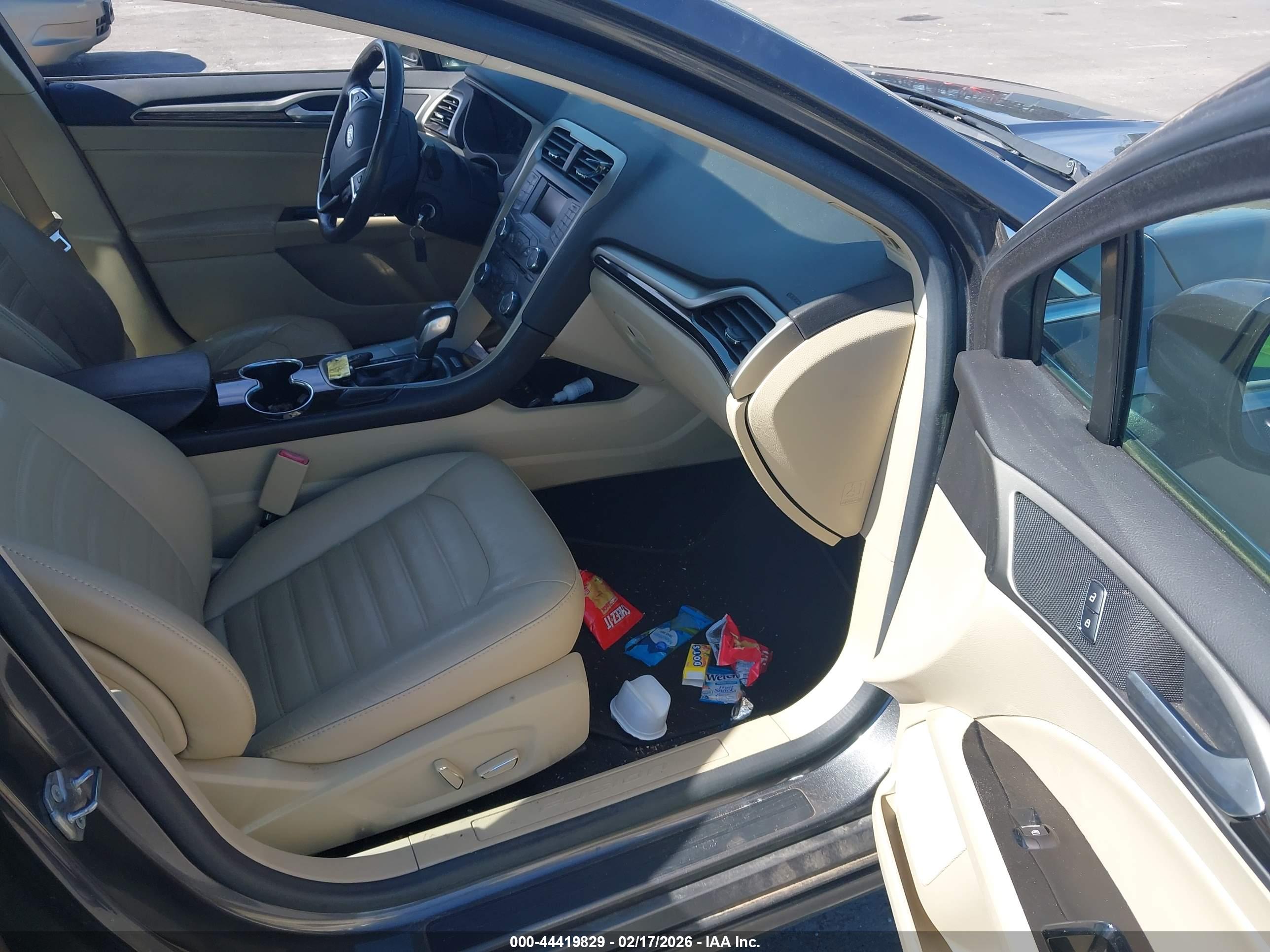 FORD FUSION image 5