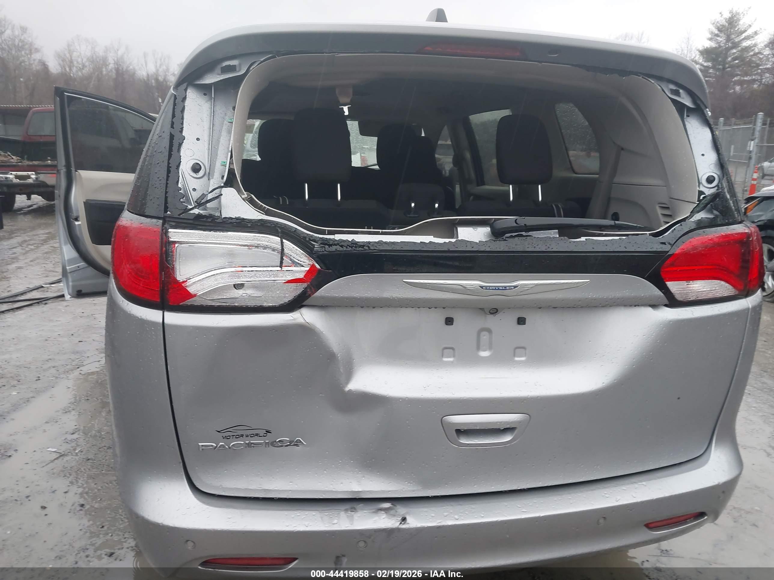 CHRYSLER PACIFICA image 6