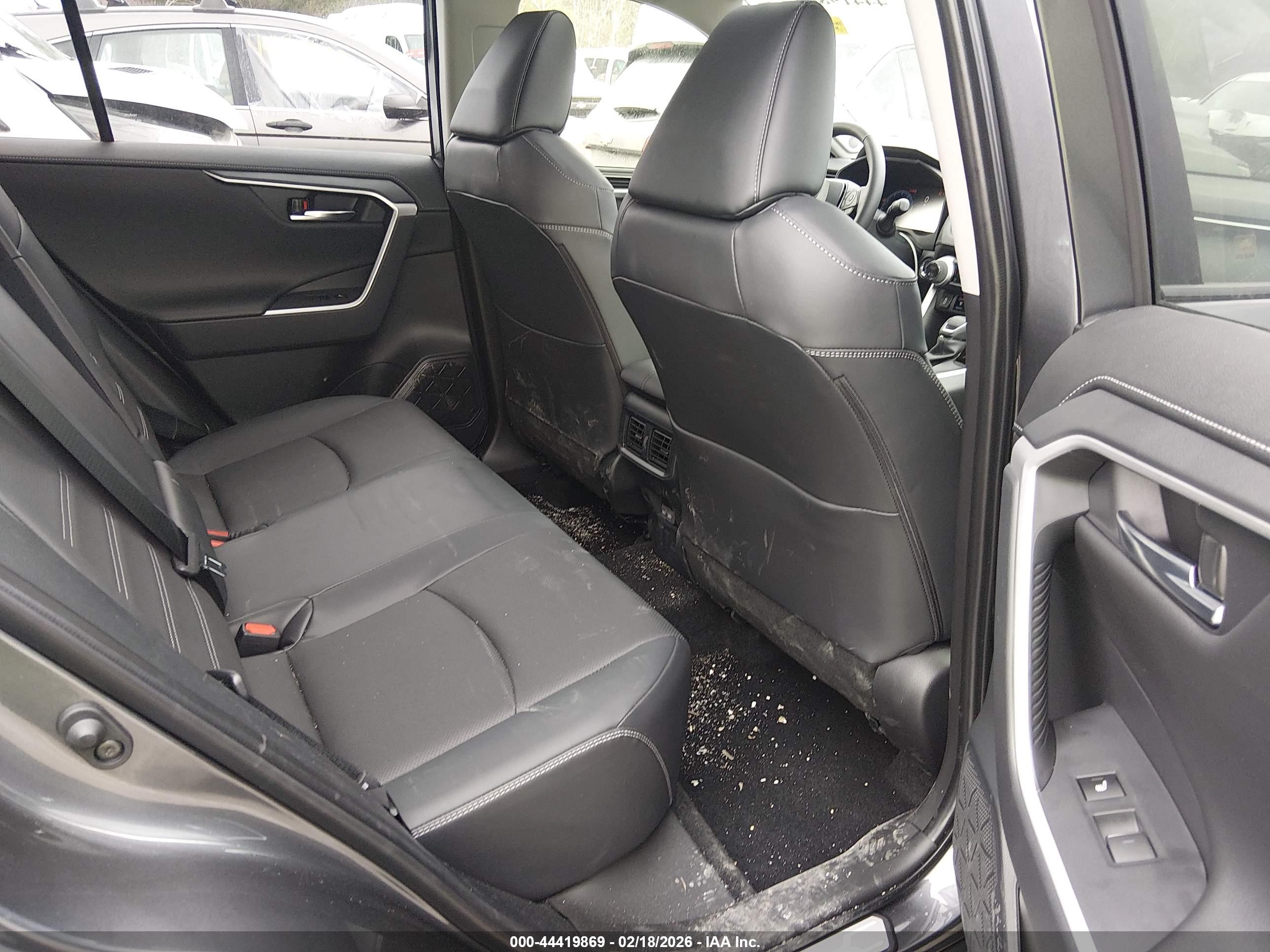 TOYOTA RAV4 image 8