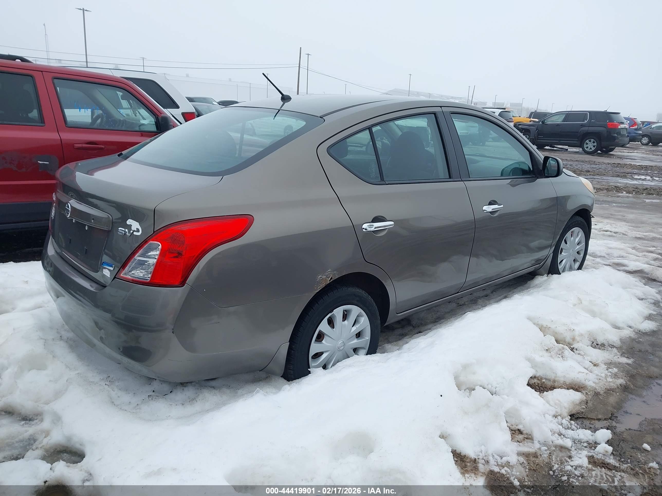 NISSAN VERSA image 4
