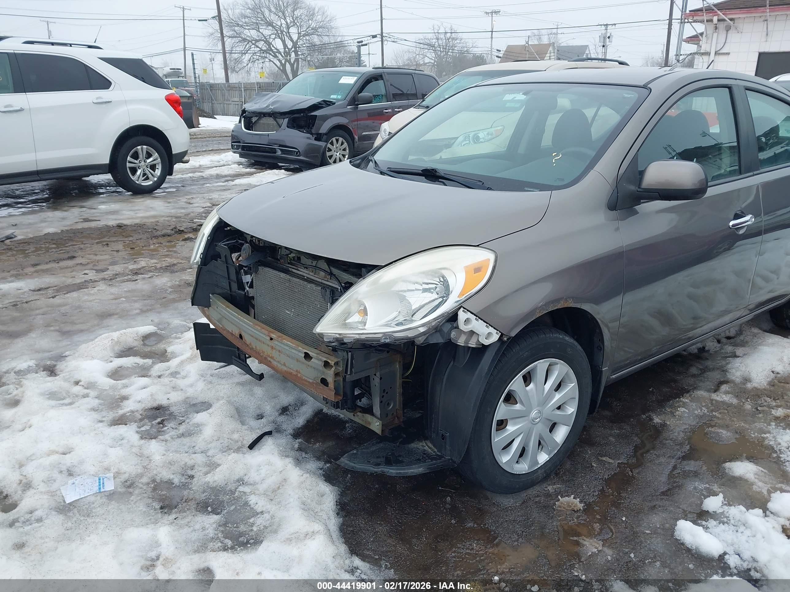 NISSAN VERSA image 6