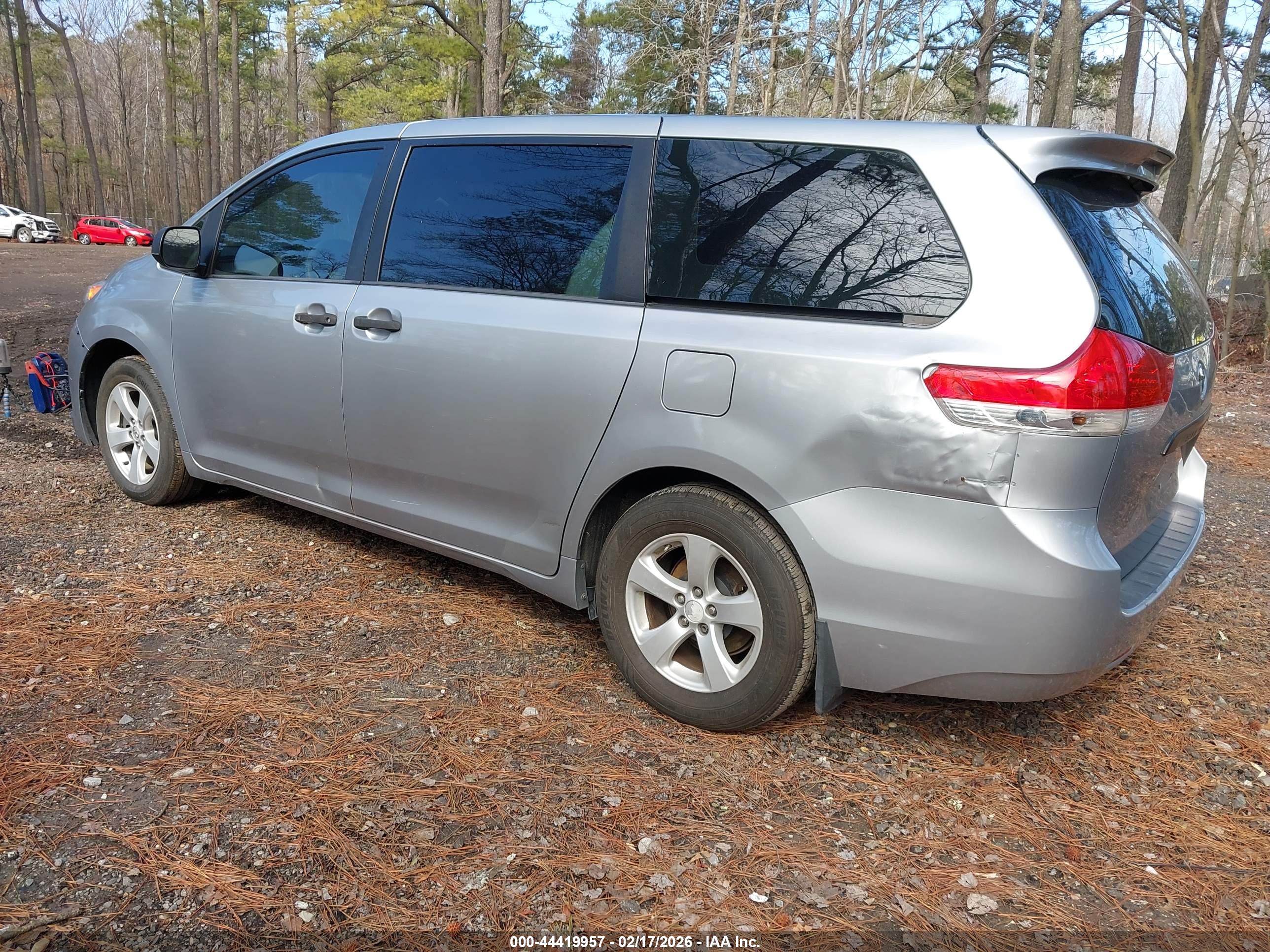 TOYOTA SIENNA image 3