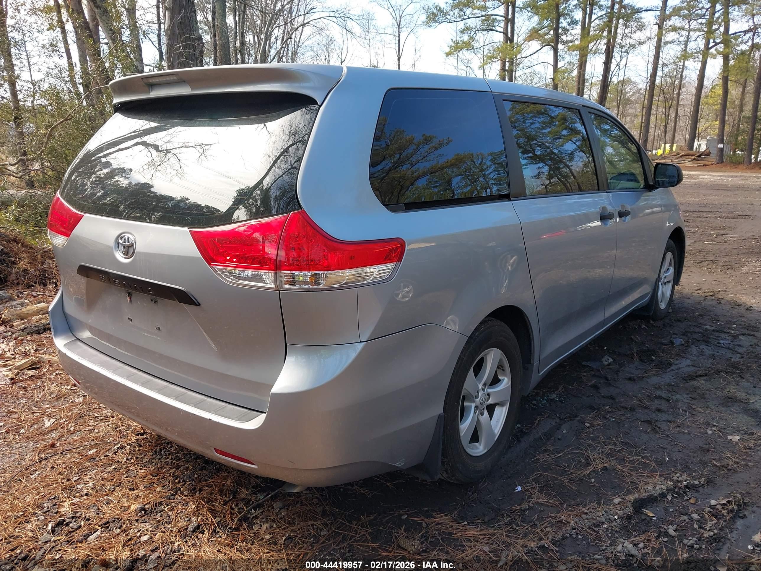 TOYOTA SIENNA image 4
