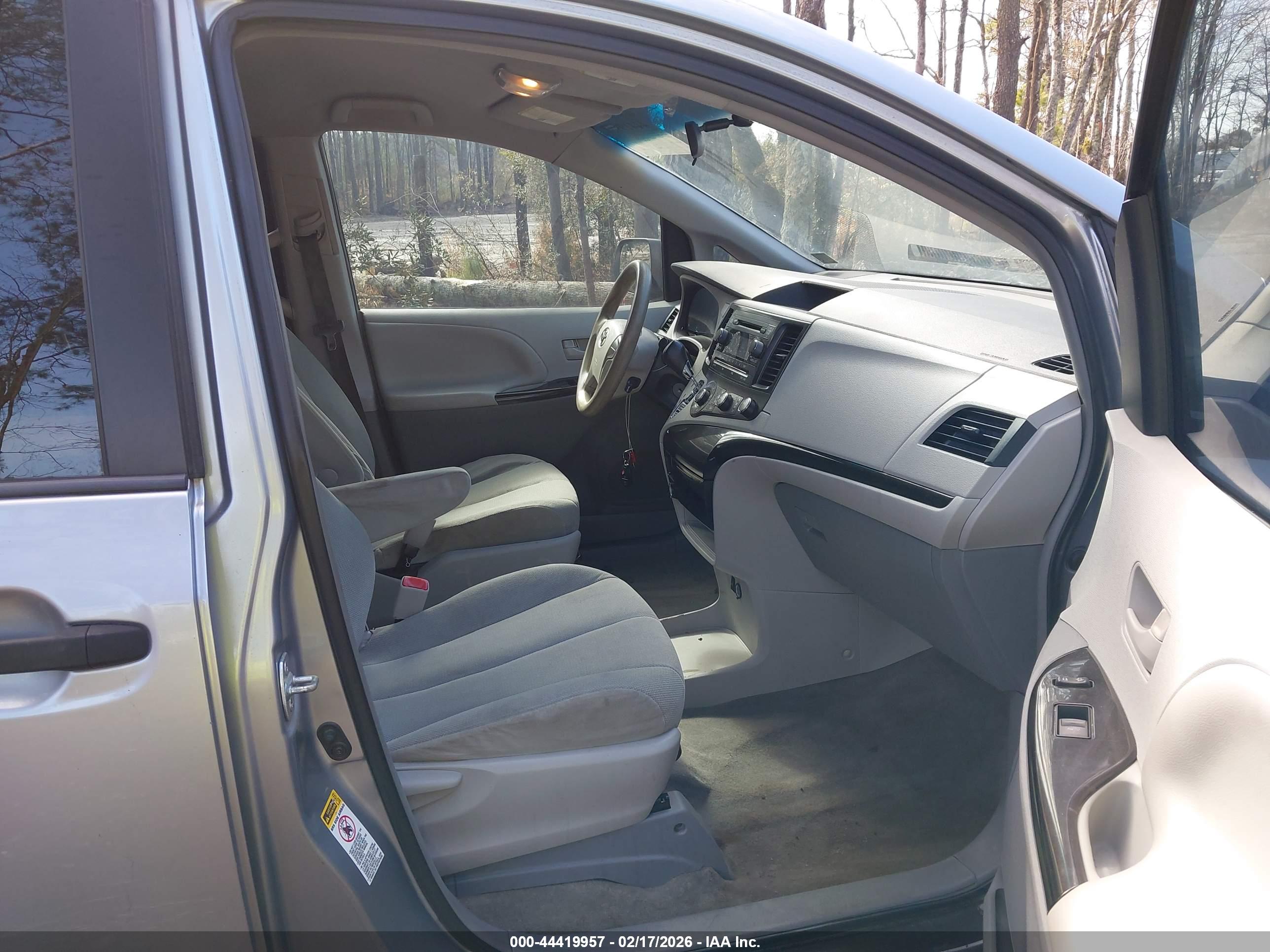 TOYOTA SIENNA image 5