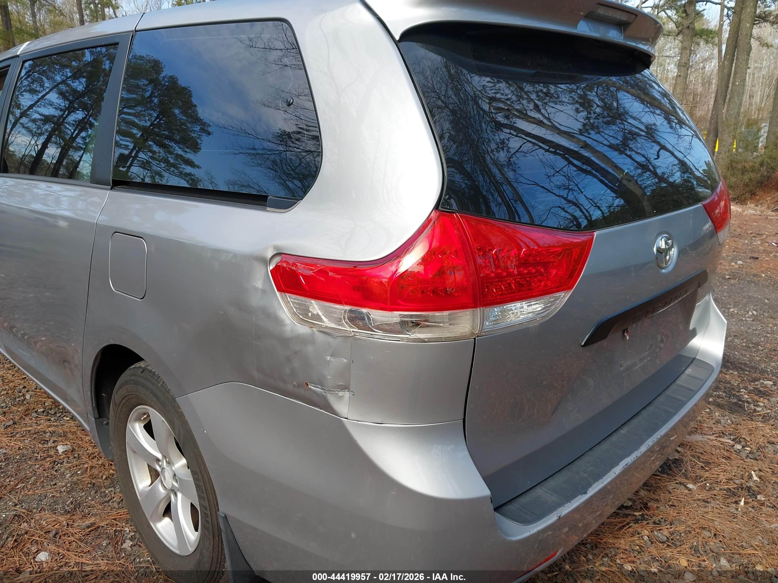 TOYOTA SIENNA image 6
