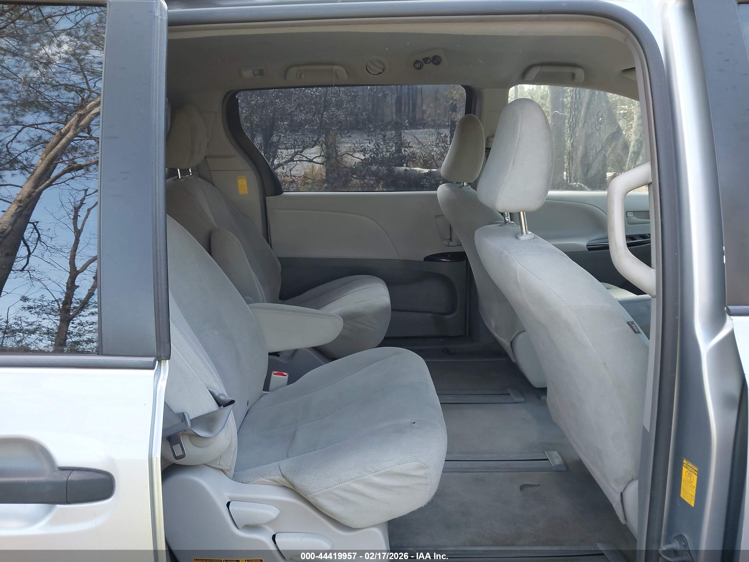 TOYOTA SIENNA image 8