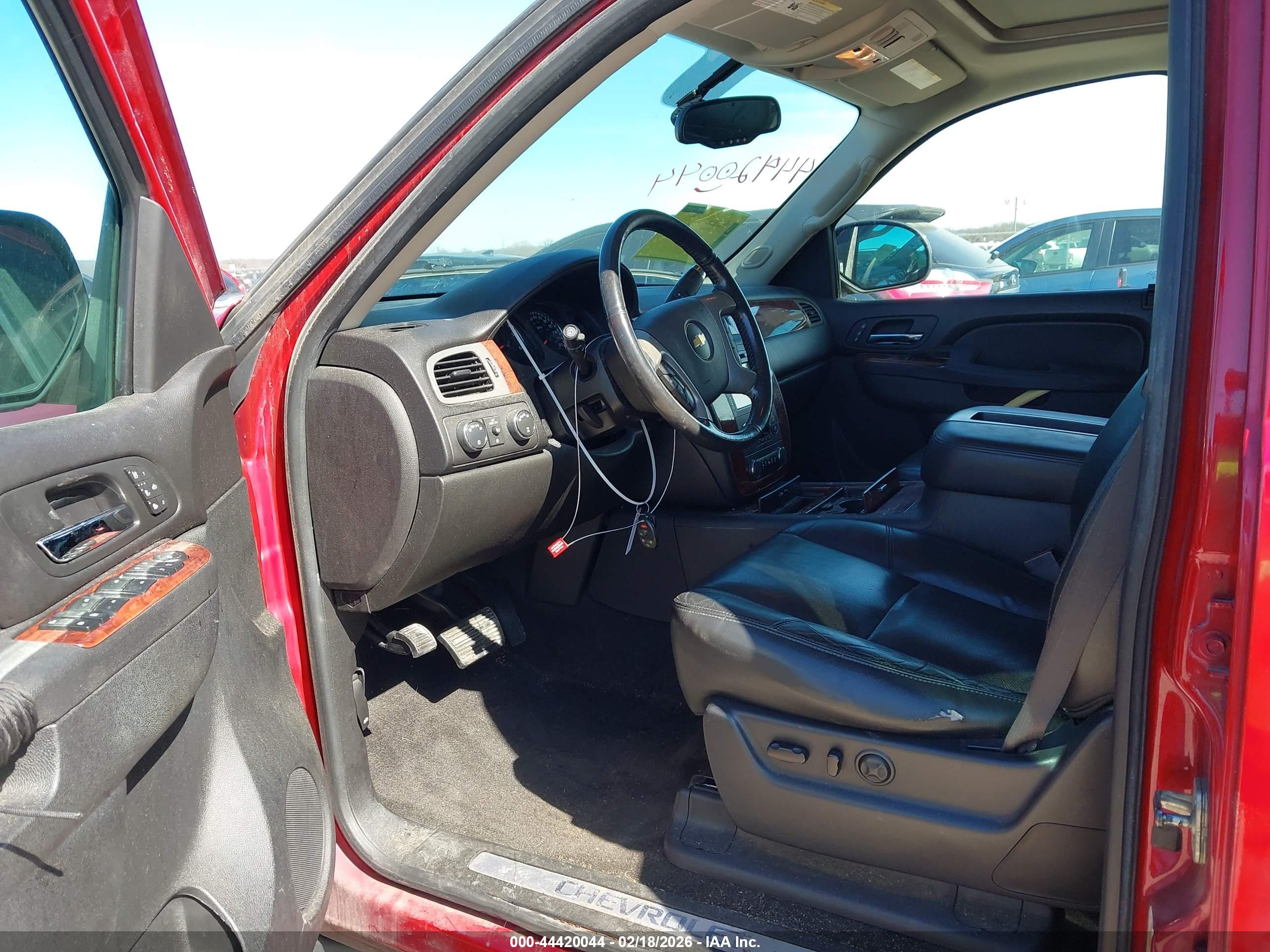 CHEVROLET SUBURBAN image 5