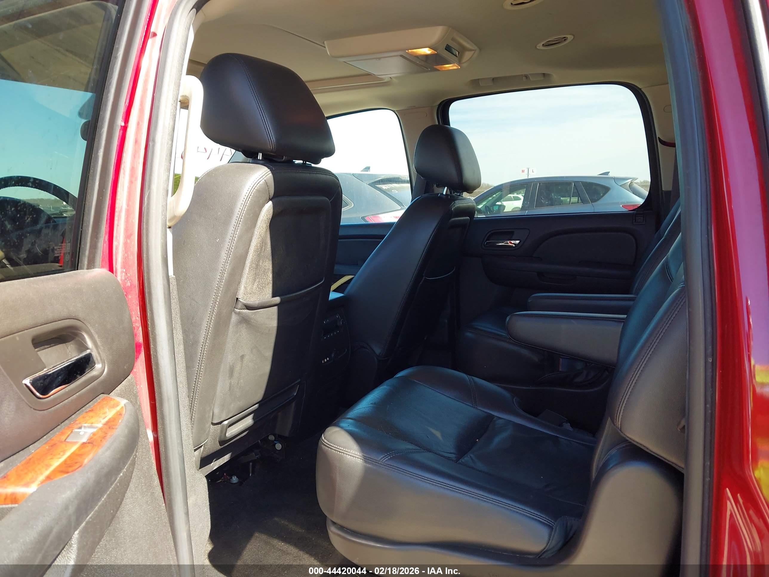 CHEVROLET SUBURBAN image 8