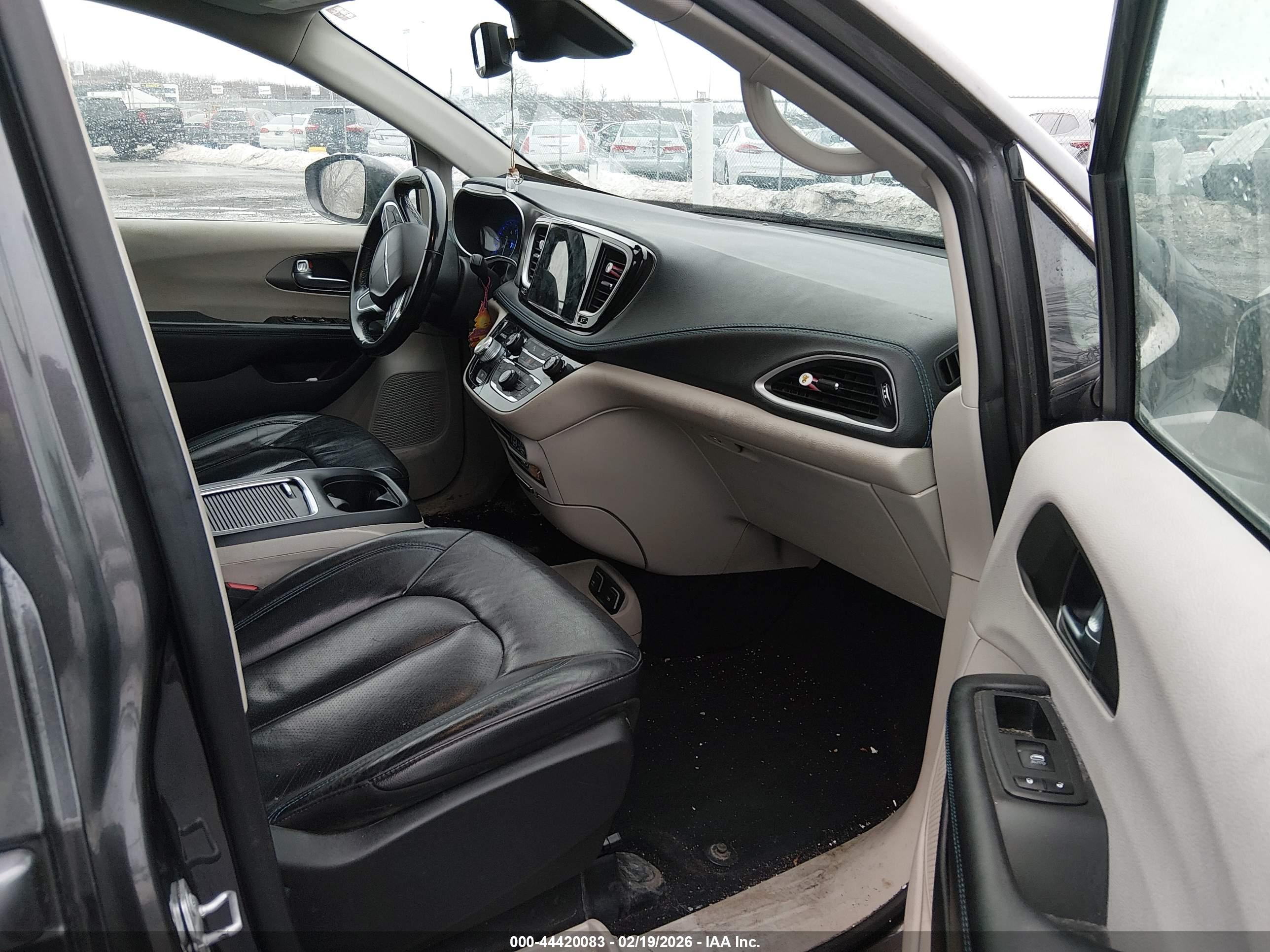 CHRYSLER PACIFICA image 5