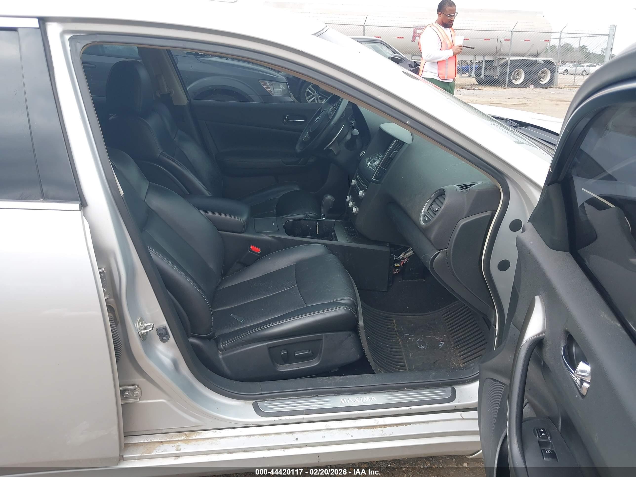 NISSAN MAXIMA image 5
