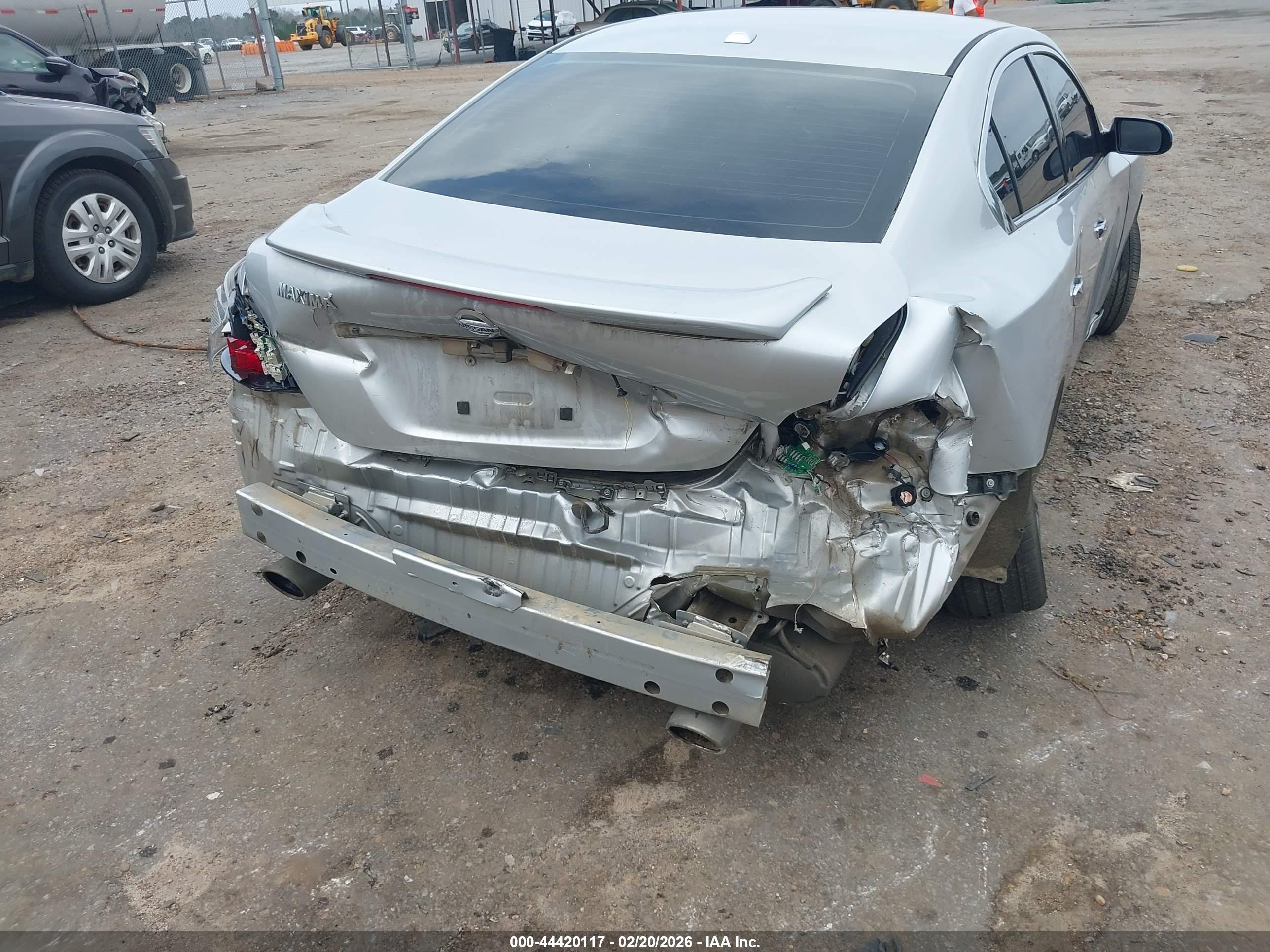 NISSAN MAXIMA image 6