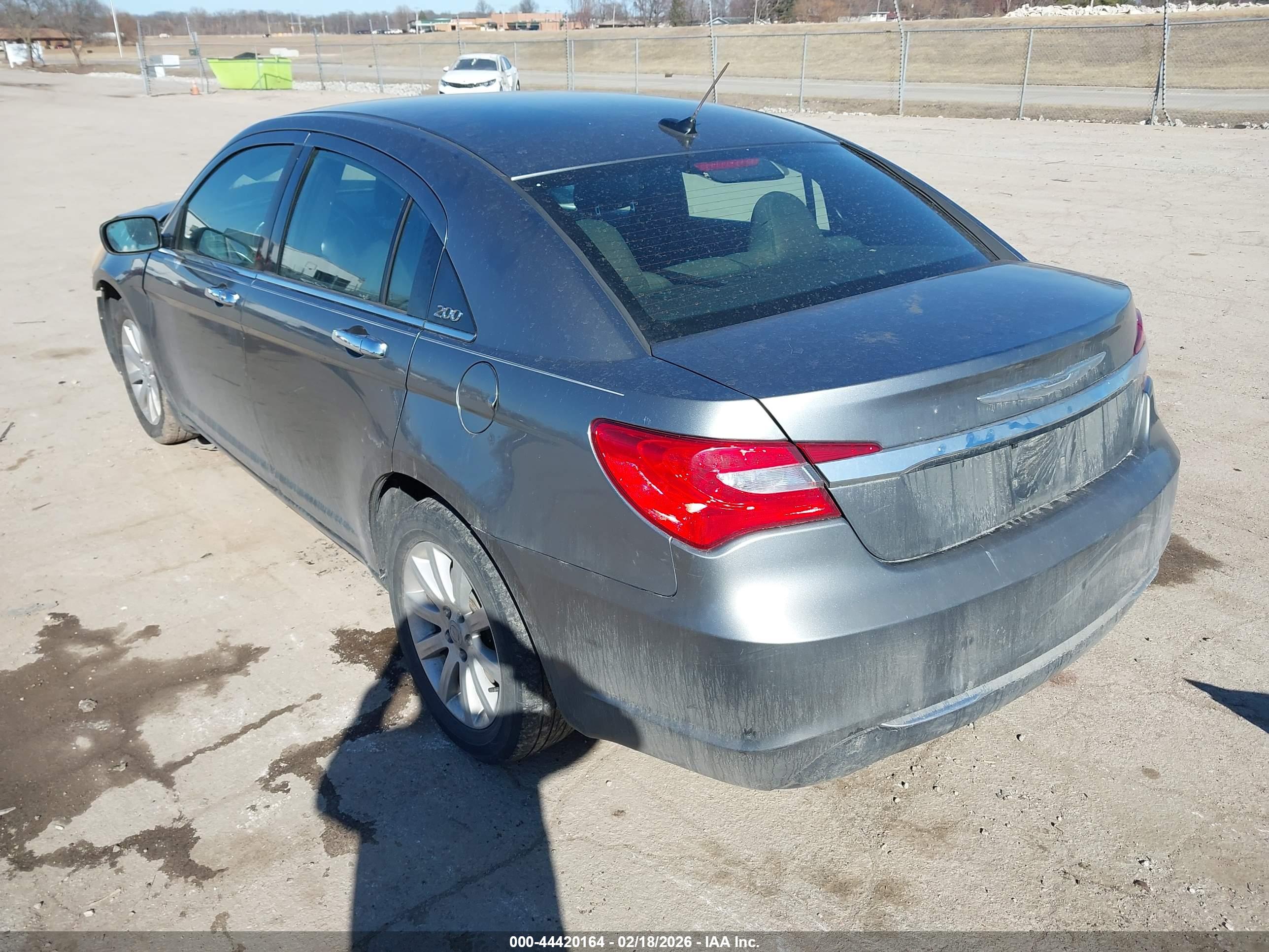 CHRYSLER 200 image 3