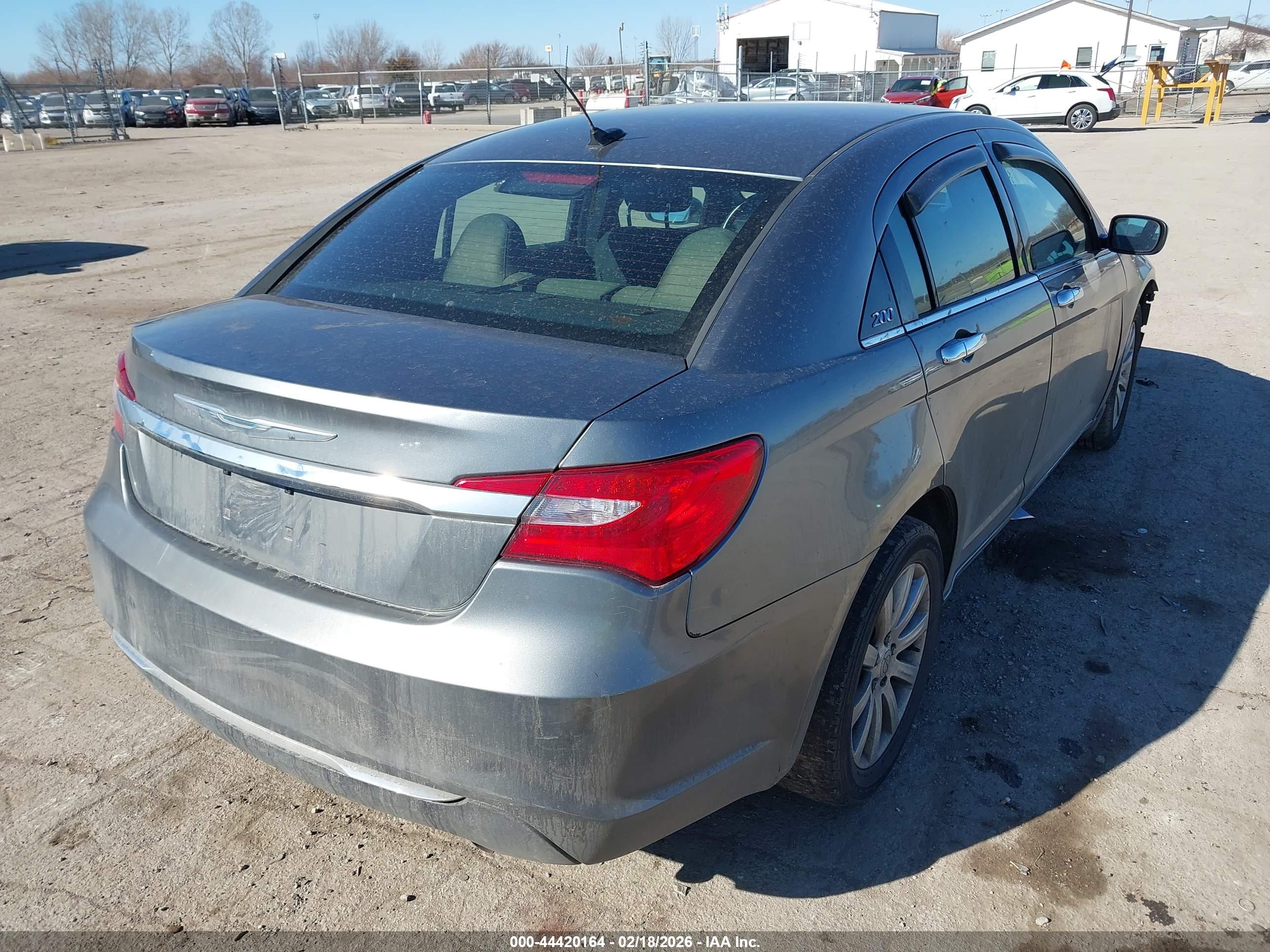 CHRYSLER 200 image 4