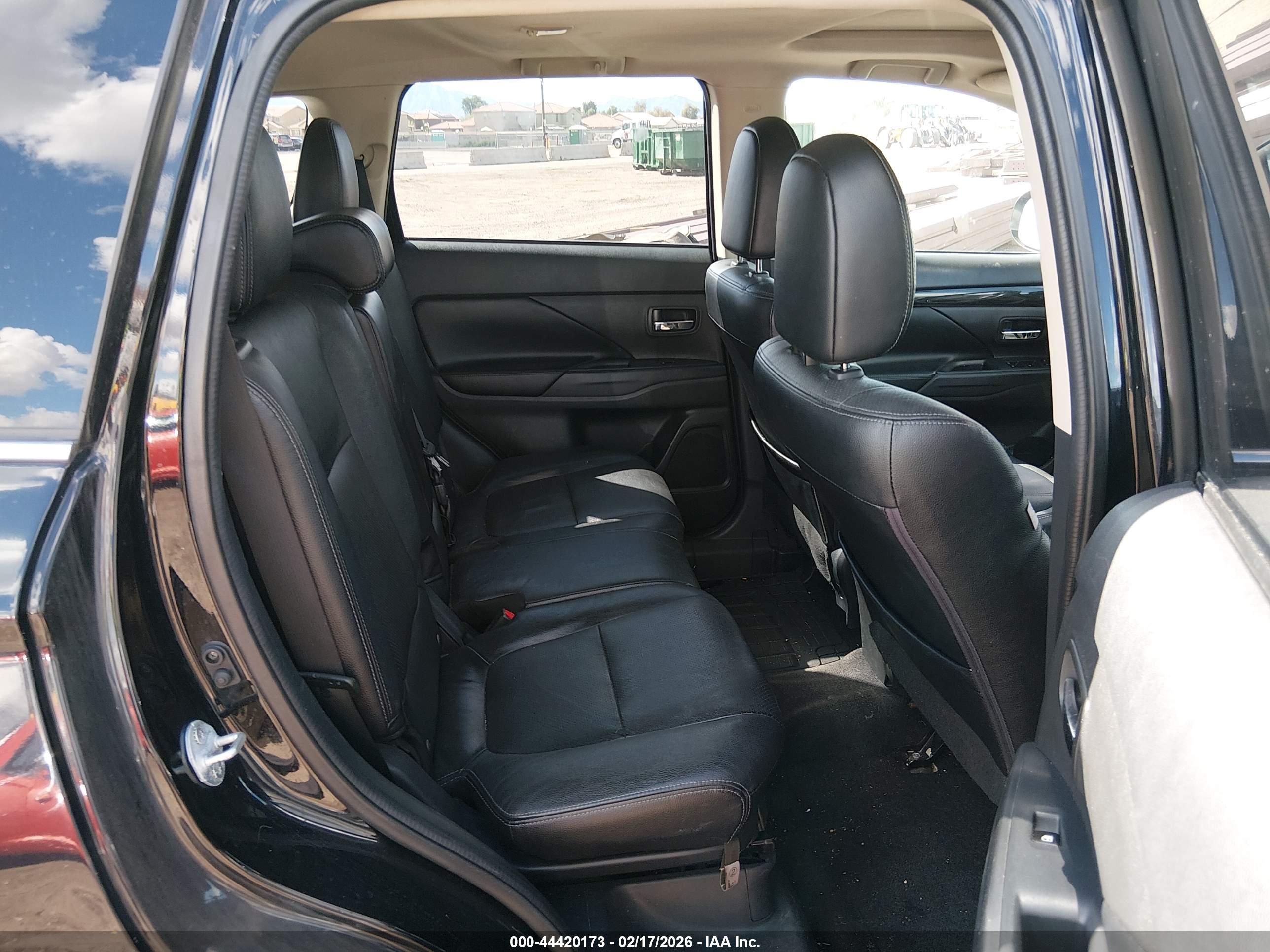 MITSUBISHI OUTLANDER image 8