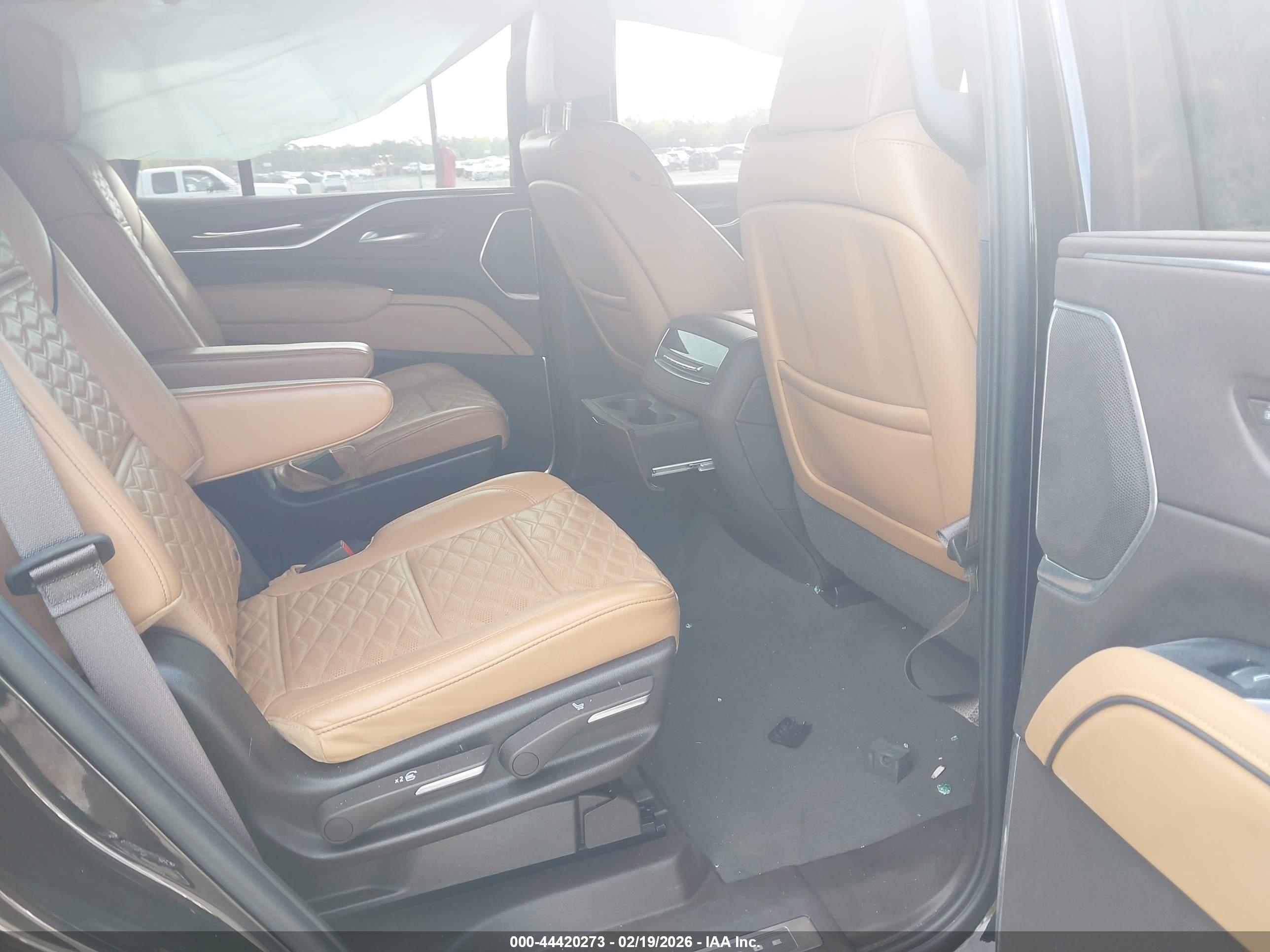 CADILLAC ESCALADE image 8