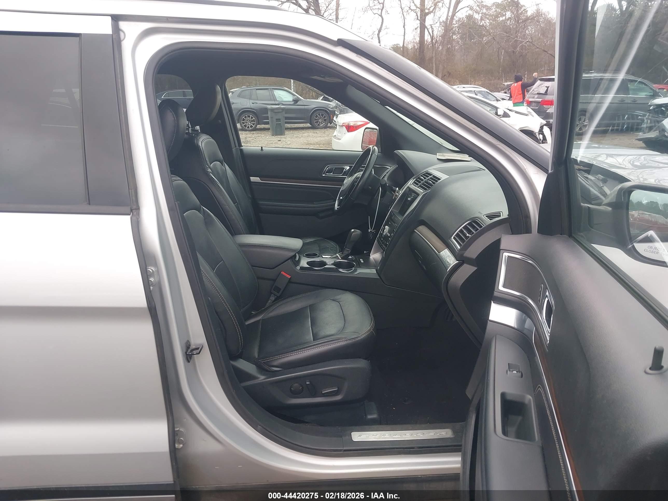 FORD EXPLORER image 5