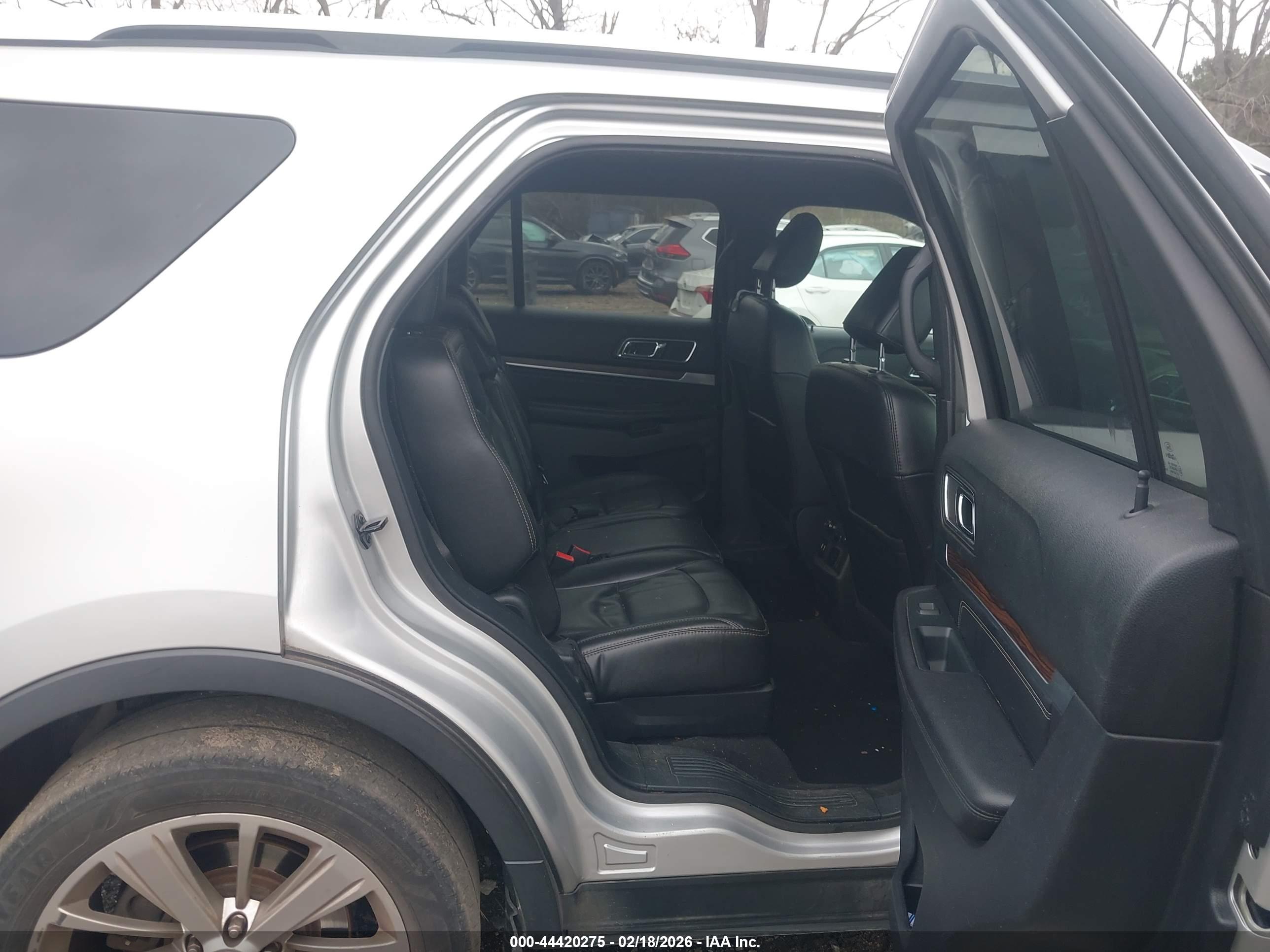 FORD EXPLORER image 8