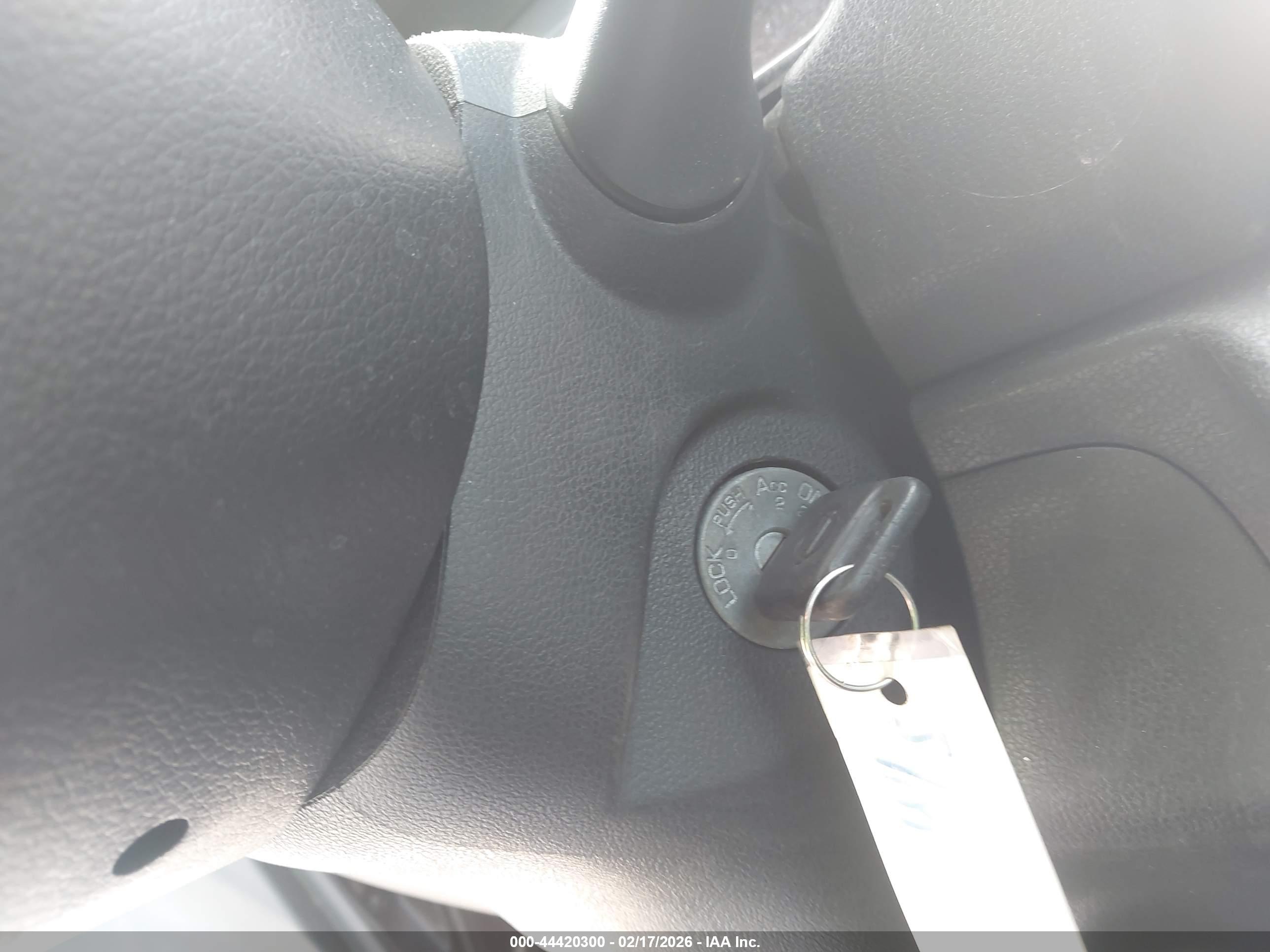 NISSAN VERSA image 11