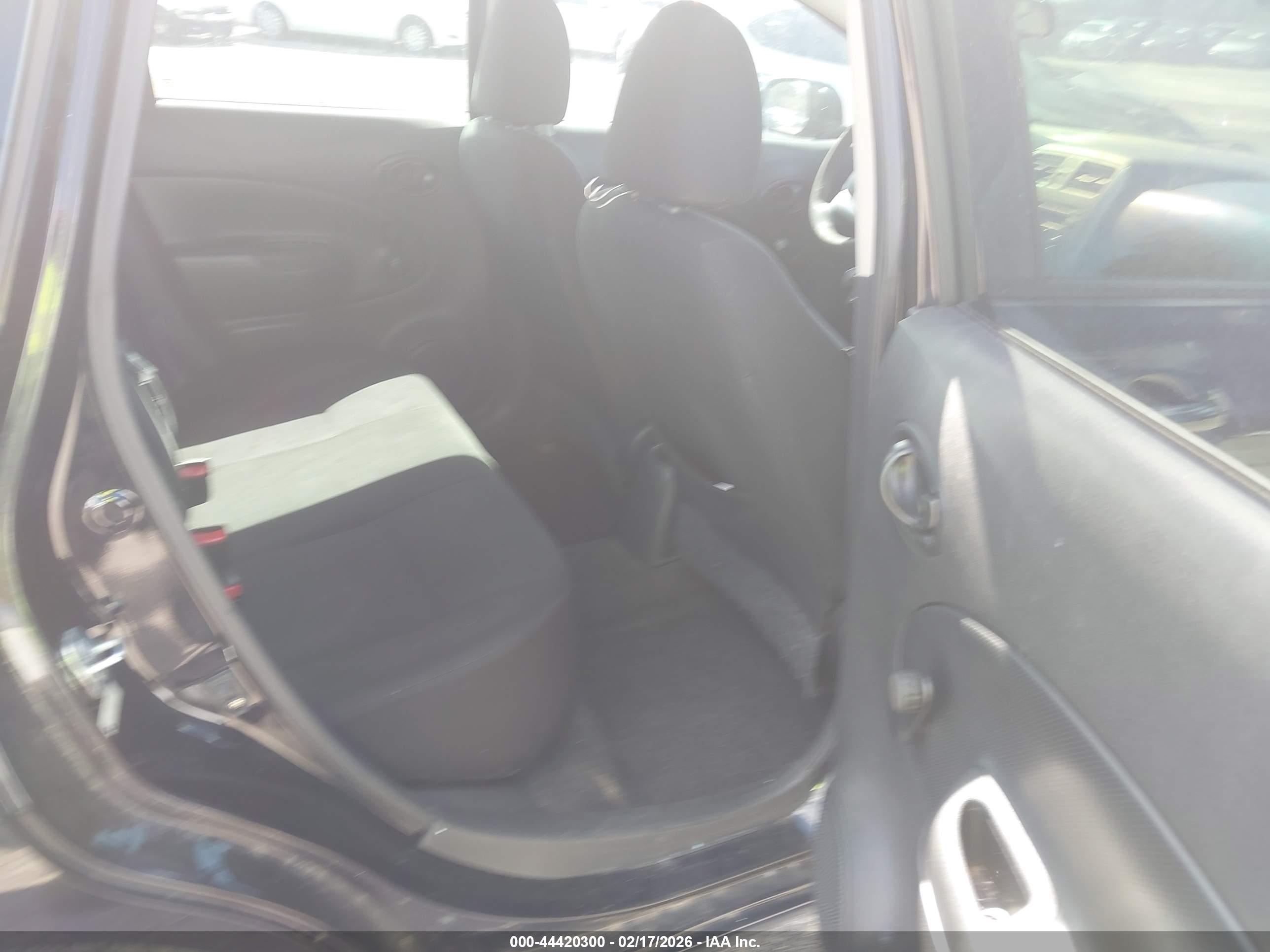 NISSAN VERSA image 8