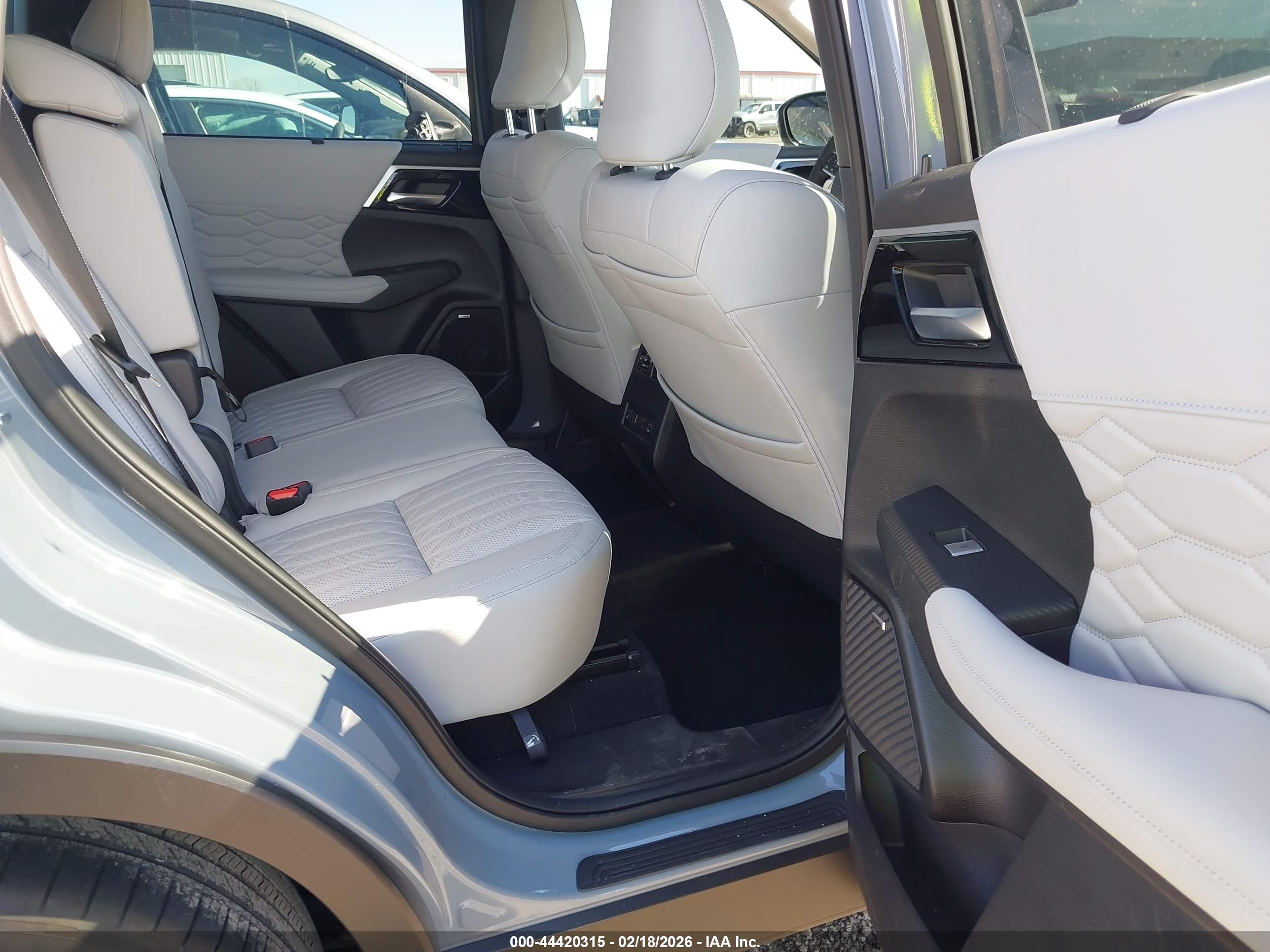 MITSUBISHI OUTLANDER image 8