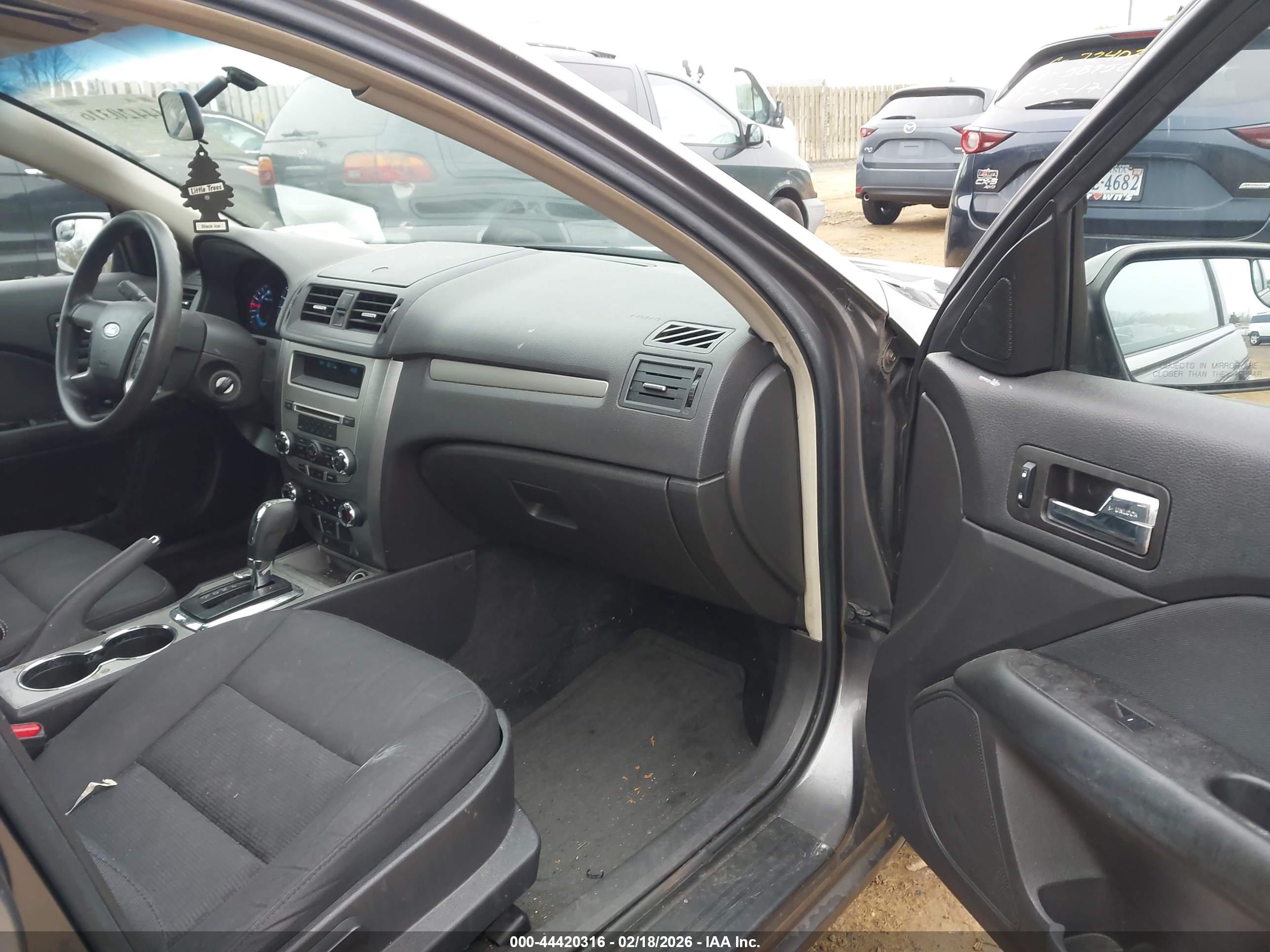 FORD FUSION image 5