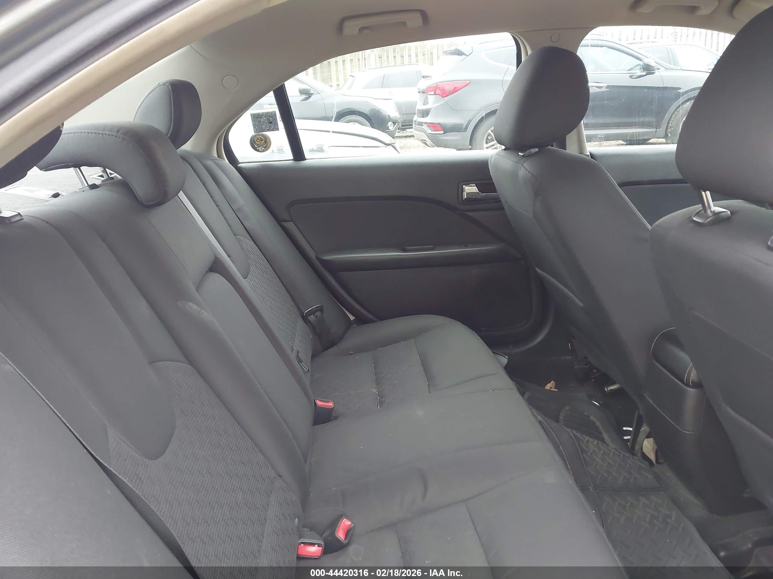 FORD FUSION image 8