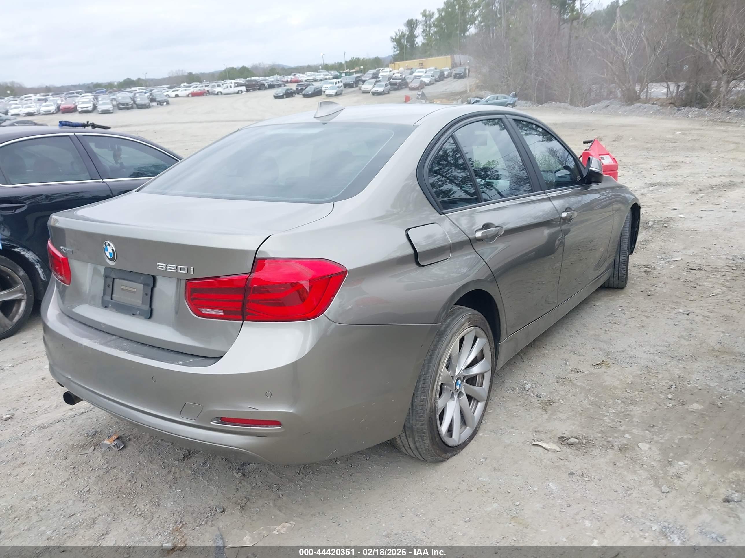 BMW 320I image 4
