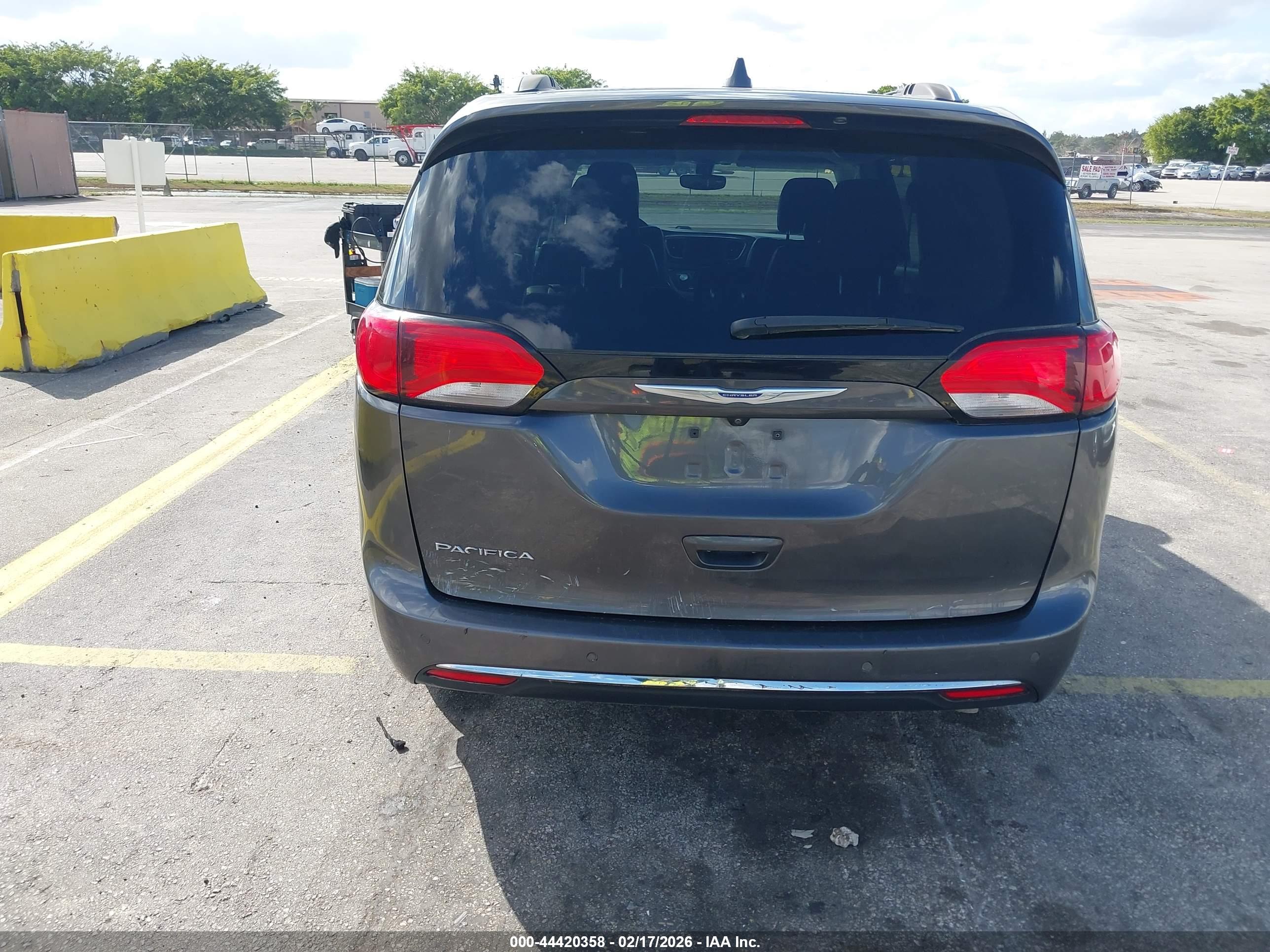 CHRYSLER PACIFICA image 6