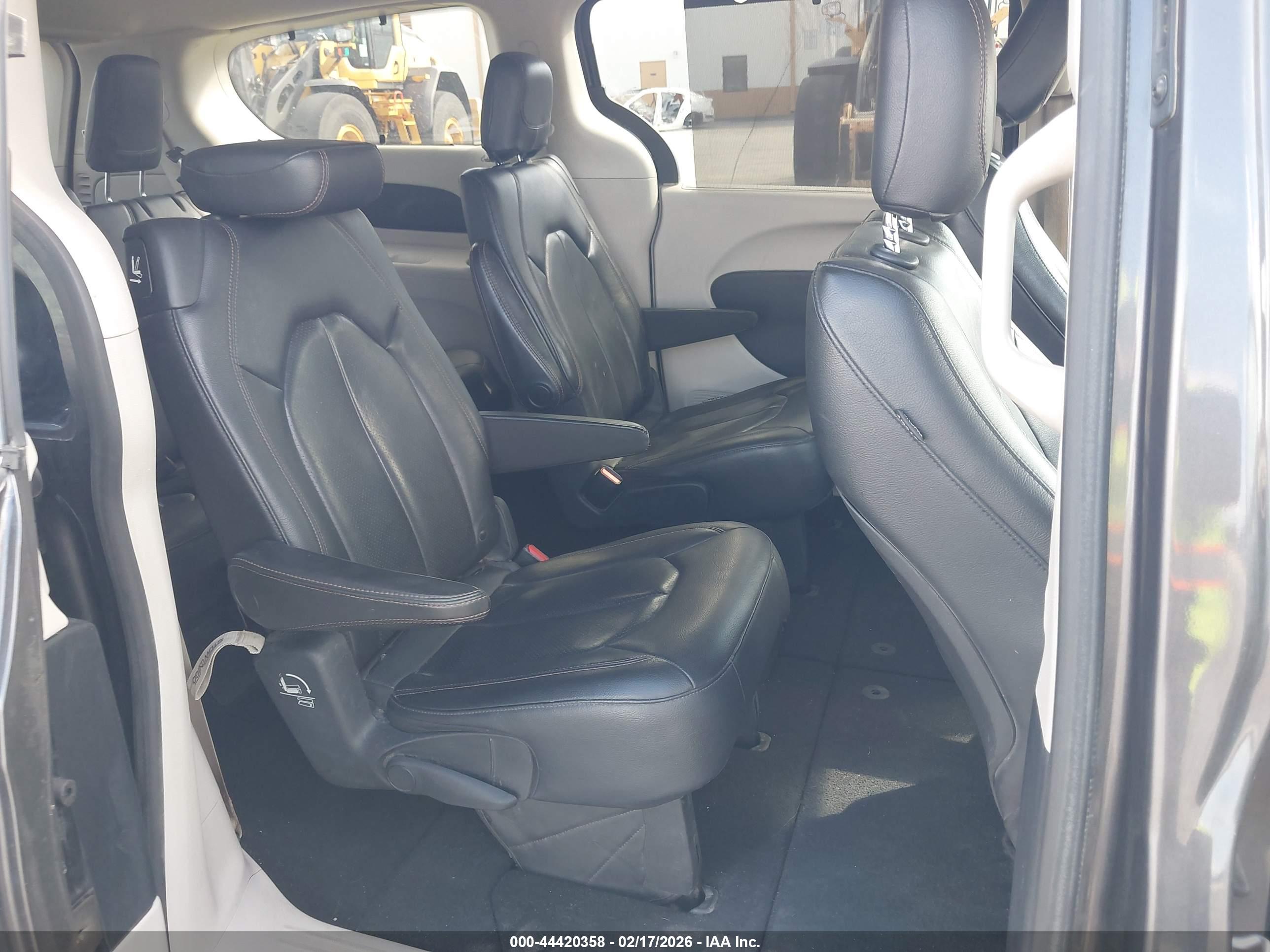 CHRYSLER PACIFICA image 8