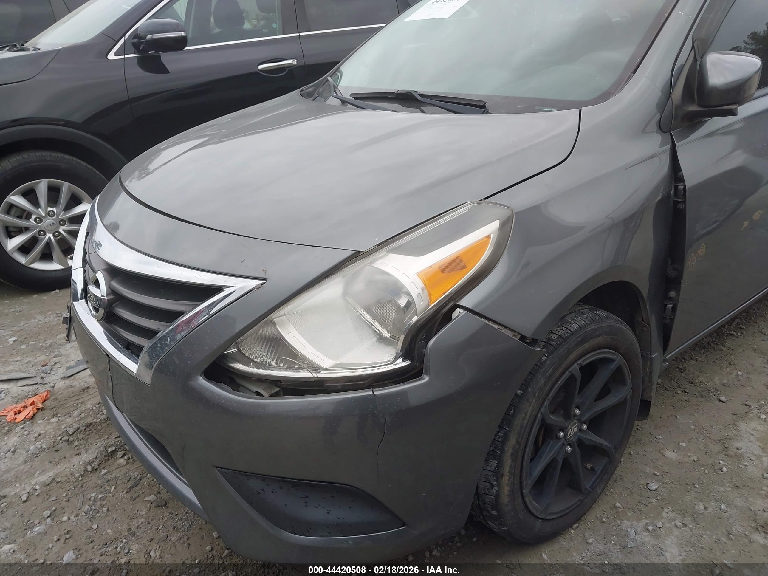 NISSAN VERSA image 6