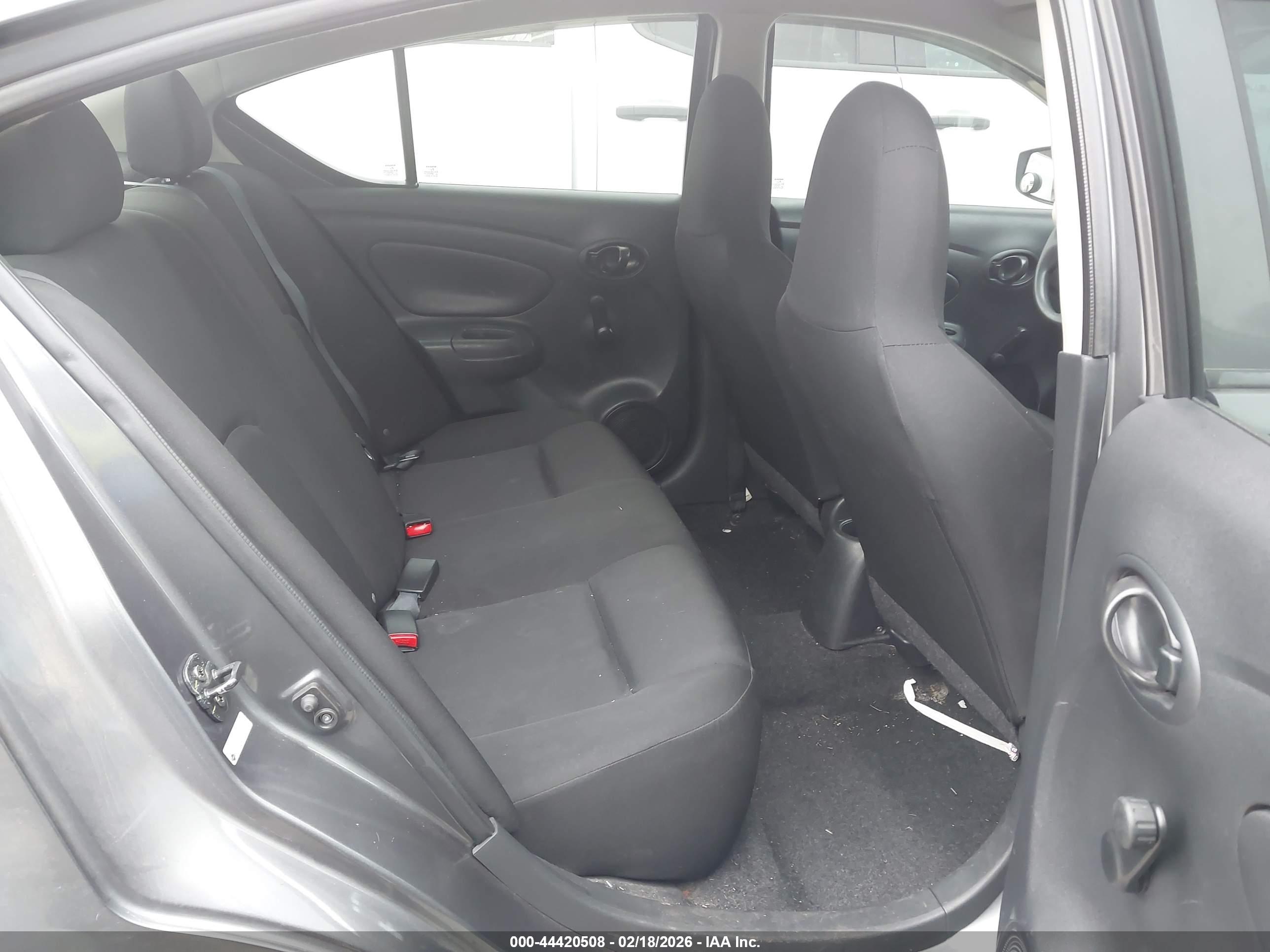 NISSAN VERSA image 8